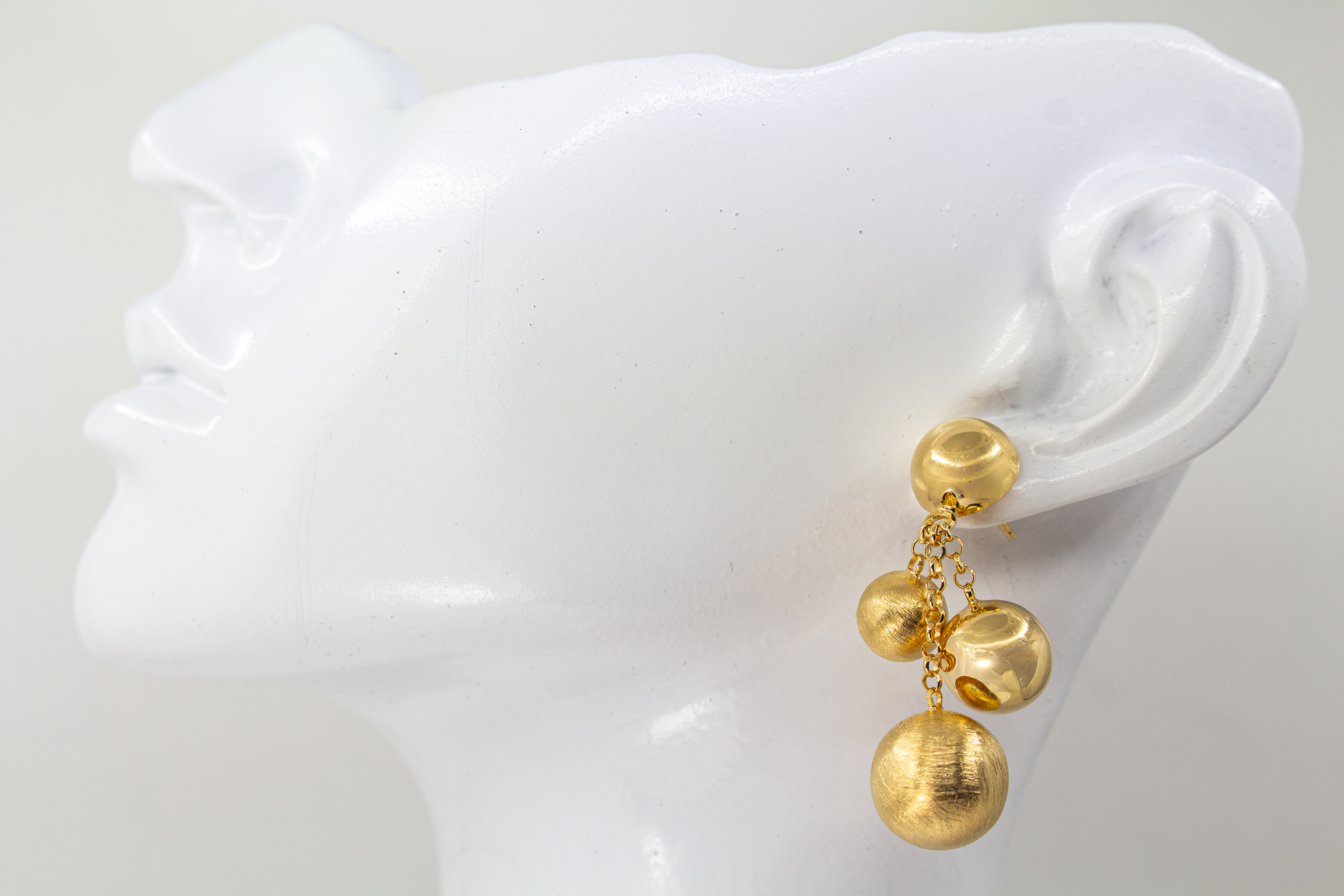 Elegante Ohrstecker der Eclisse-Kollektion von Diva Gioielli aus vergoldetem 925 Silber mit mehreren mattierten und glänzenden Goldkugeln an feinen Ketten
