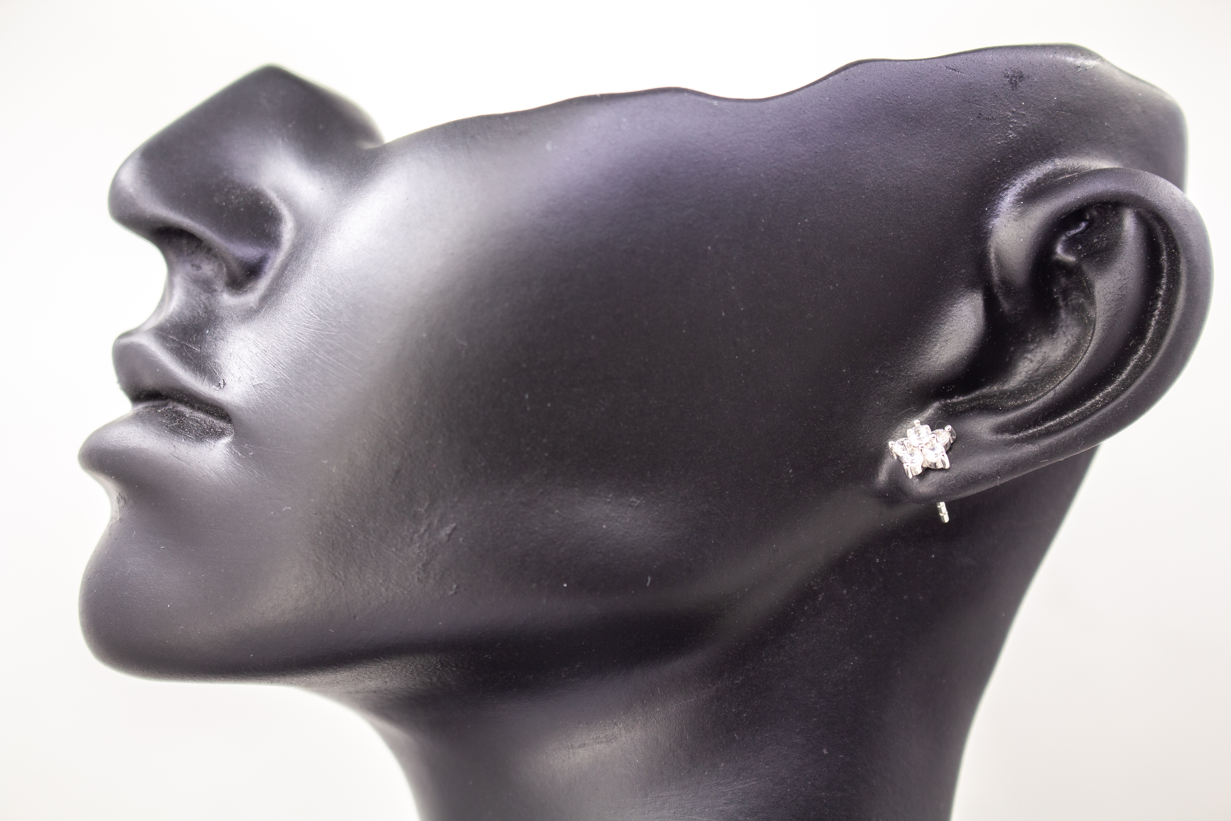Filigrane Blumen-Ohrstecker aus rhodiniertem 925er Silber in Form einer kleinen Blüte mit funkelndem Zirkonia-Besatz im Onlineshop von Goldschmiede Regina Kraus.