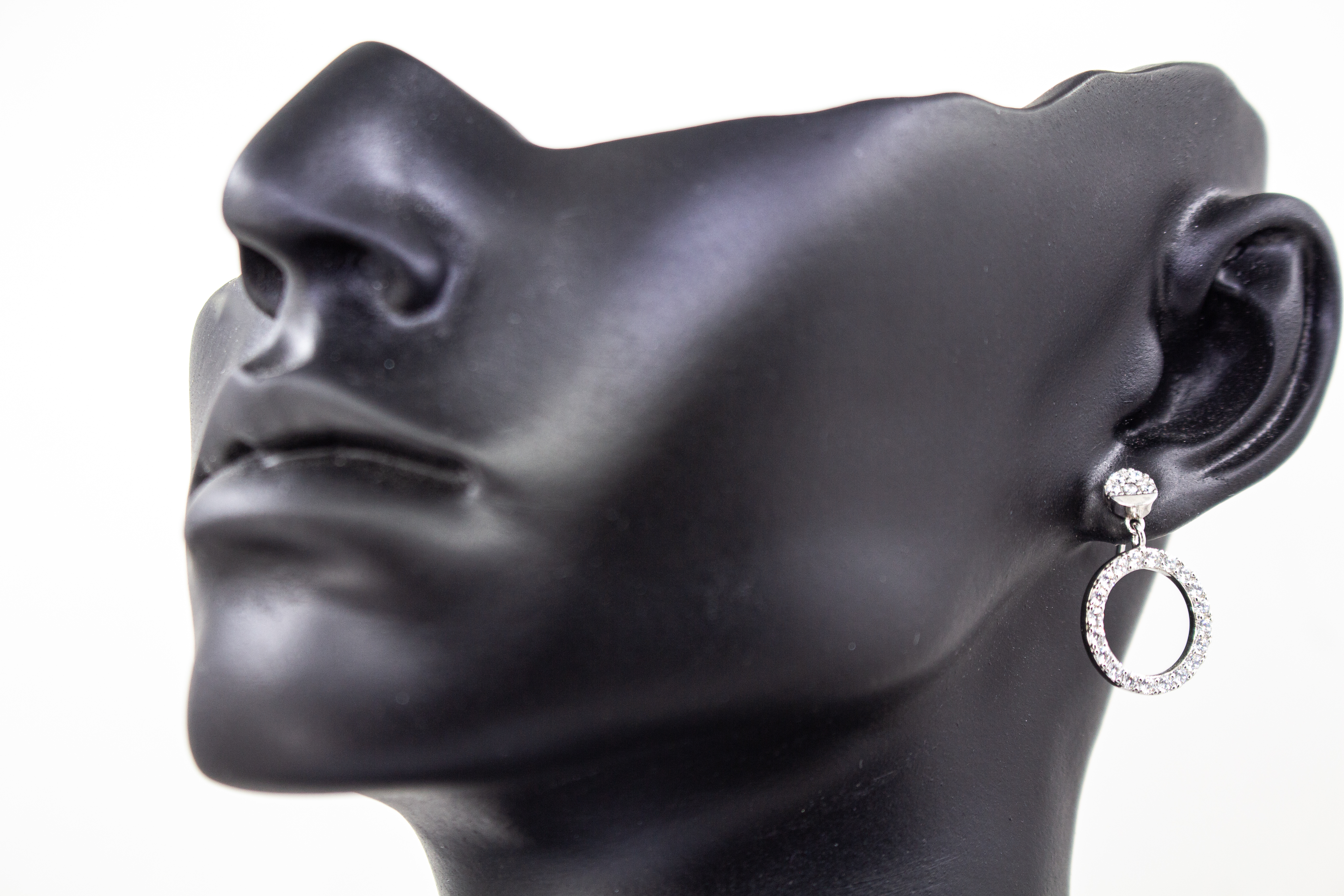 Elegante Ohrstecker aus rhodiniertem 925er Silber mit einem großen, rundum mit Zirkonia besetzten Kreis-Anhänger im Onlineshop von Goldschmiede Regina Kraus.