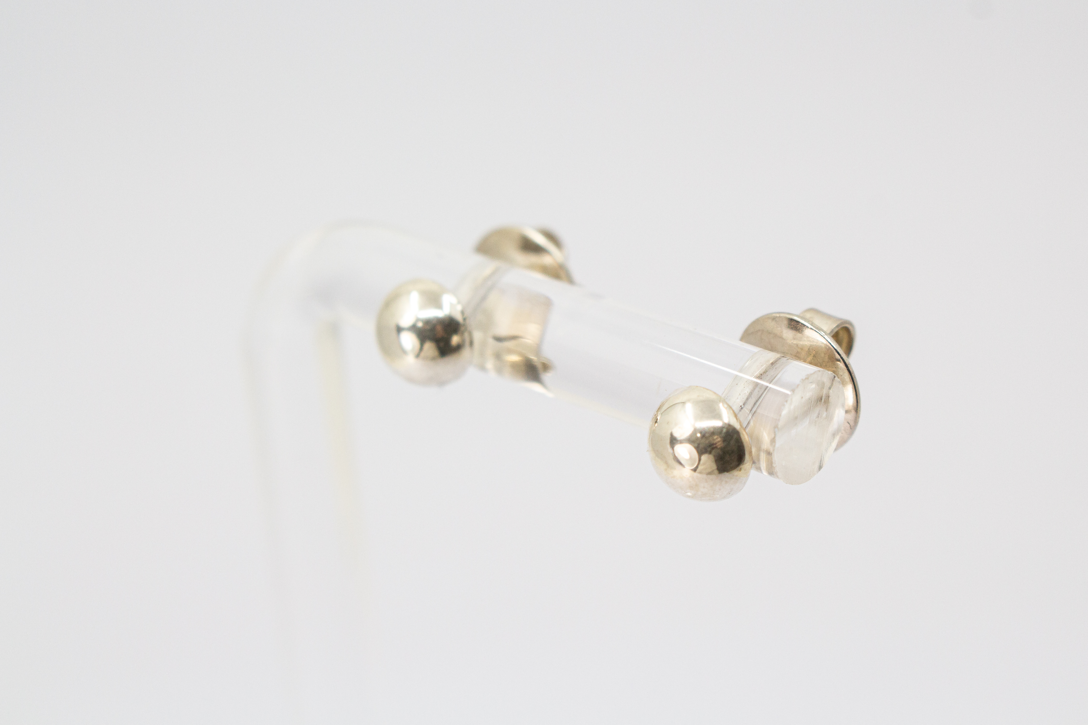 klassische, minimalistische Halbkugel-Ohrstecker aus hochglanzpoliertem 925 Sterling Silber mit extra großen Ohrmuttern für perfekten Halt