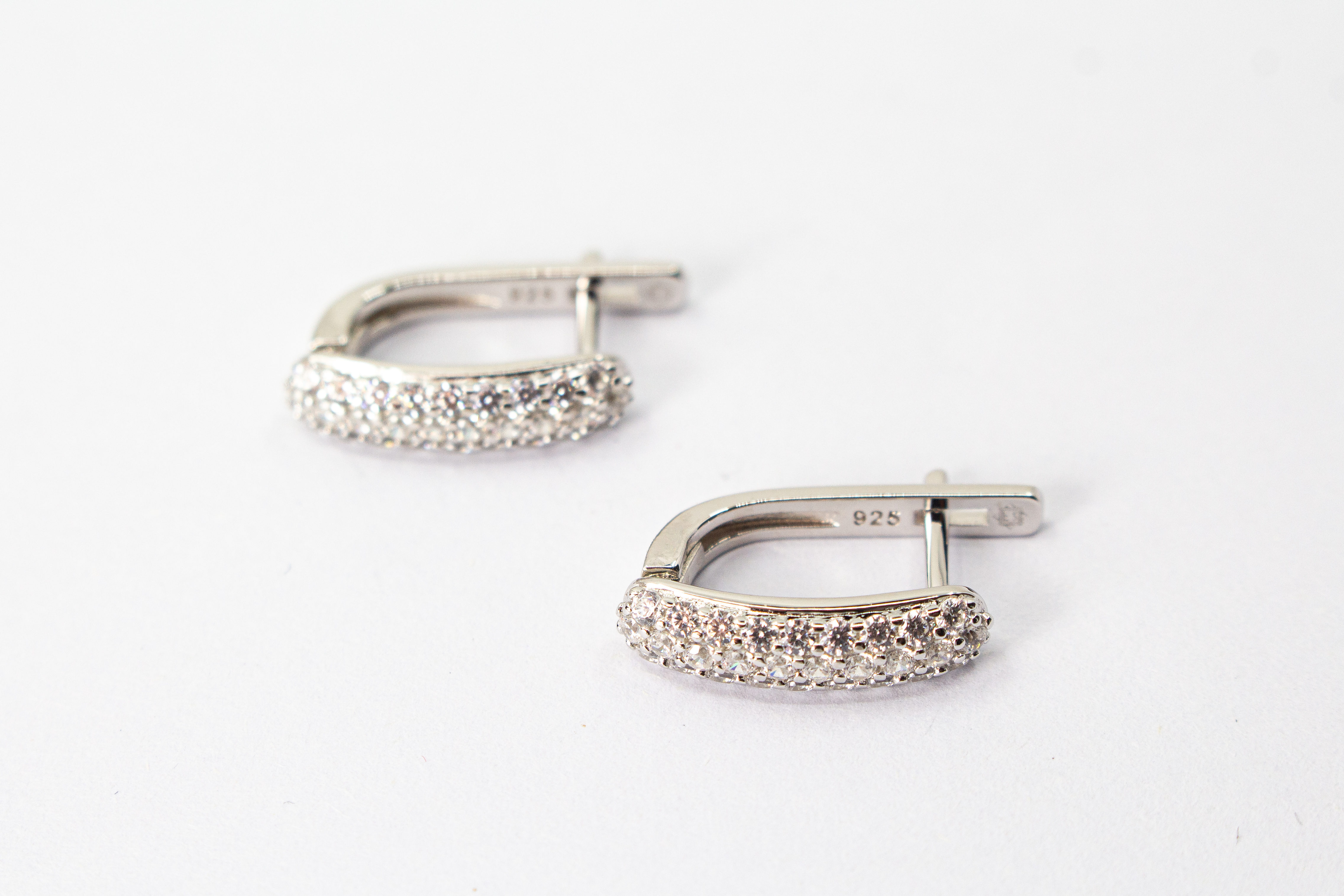Creolen „Silberlicht“ aus rhodiniertem 925er Sterlingsilber mit funkelnden weißen Zirkonia in eleganter Pavé-Fassung.