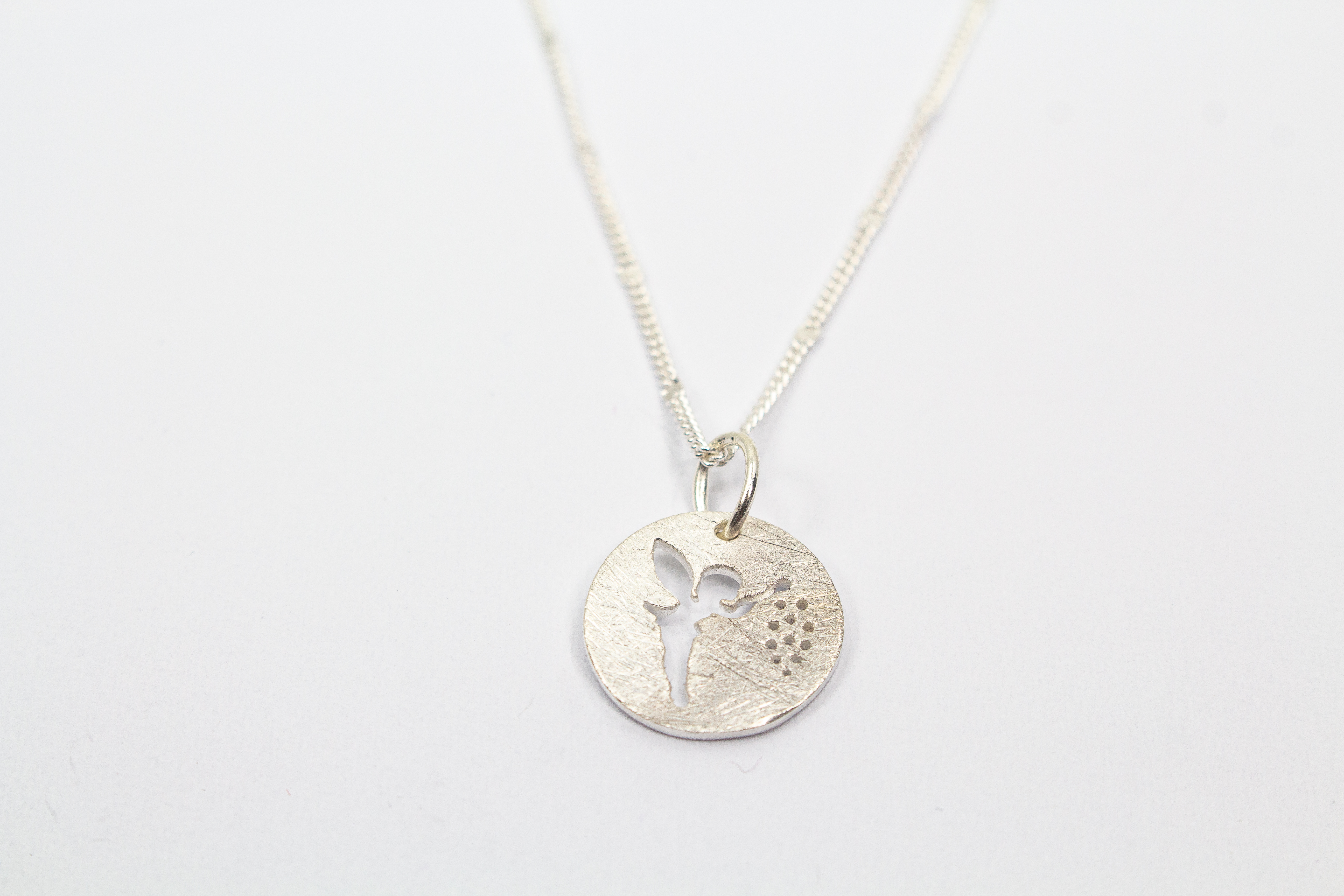Zarte Halskette aus 925er Sterlingsilber mit rundem Anhänger, Fee und Pusteblume-Motiv, handgefertigt von Goldschmiede Regina Kraus.