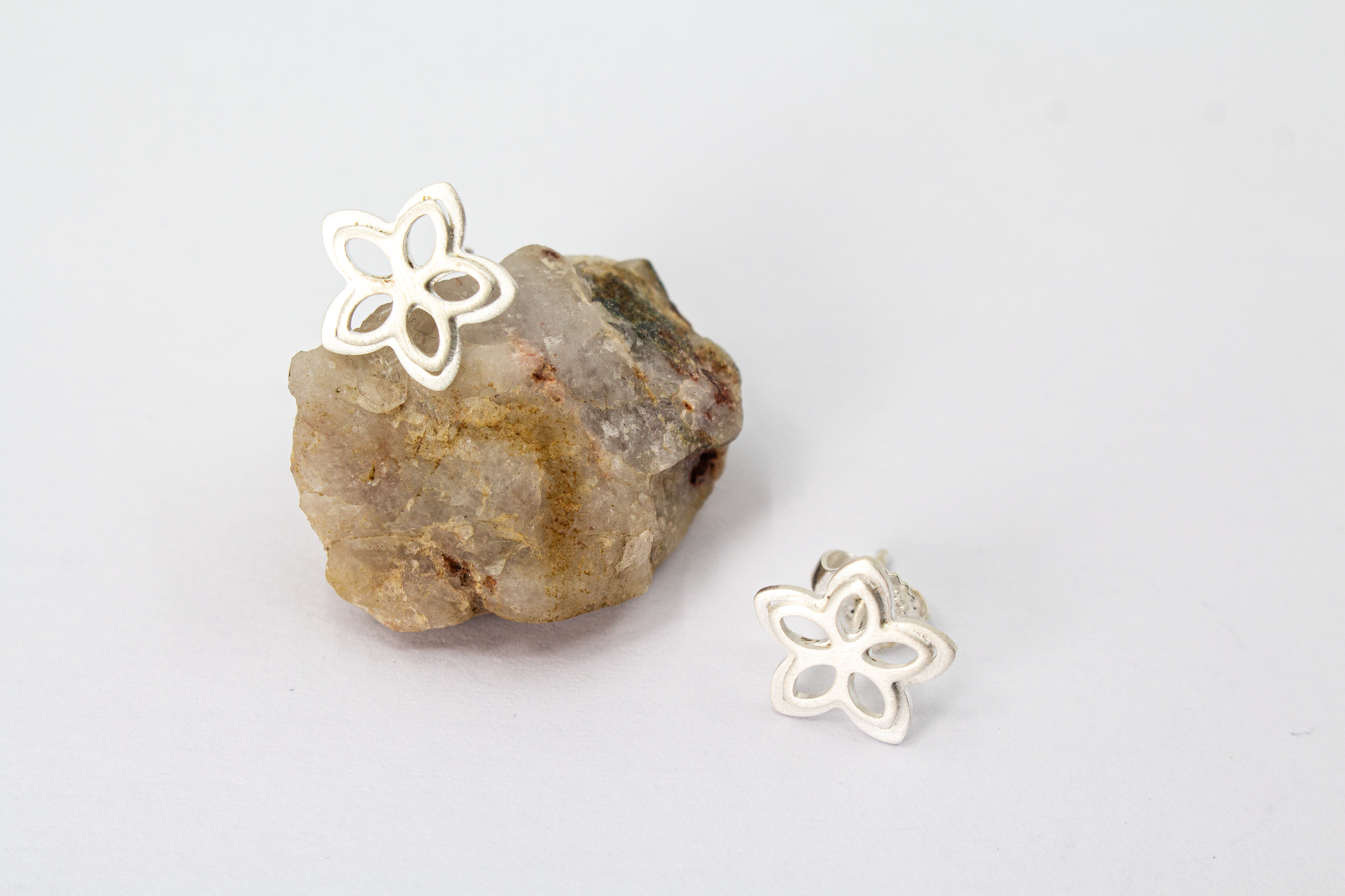Ohrstecker „Rosalie“: Filigrane Blumen-Ohrringe aus mattem 925er Silber