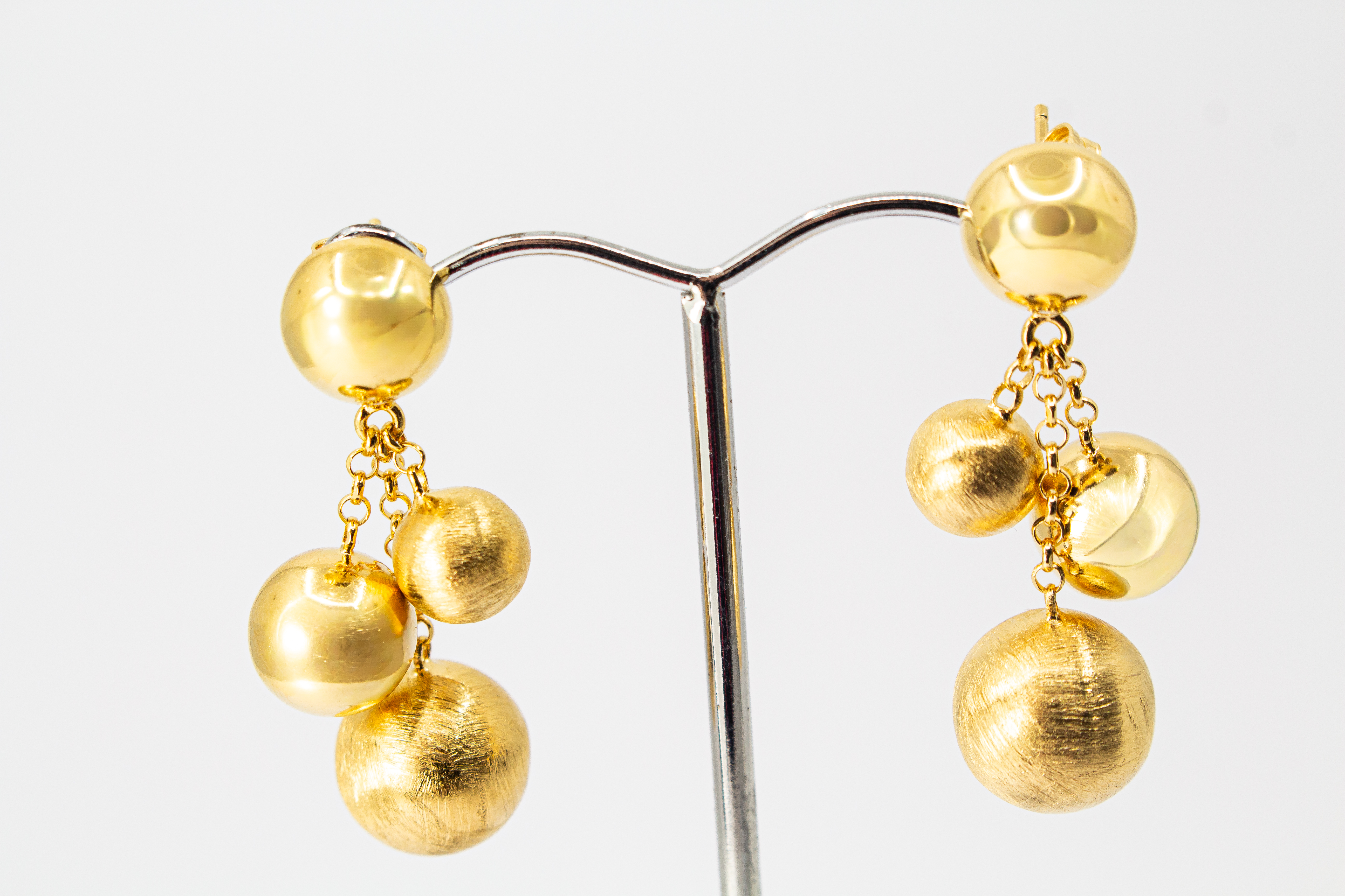 Elegante Ohrstecker der Eclisse-Kollektion von Diva Gioielli aus vergoldetem 925 Silber mit mehreren mattierten und glänzenden Goldkugeln an feinen Ketten