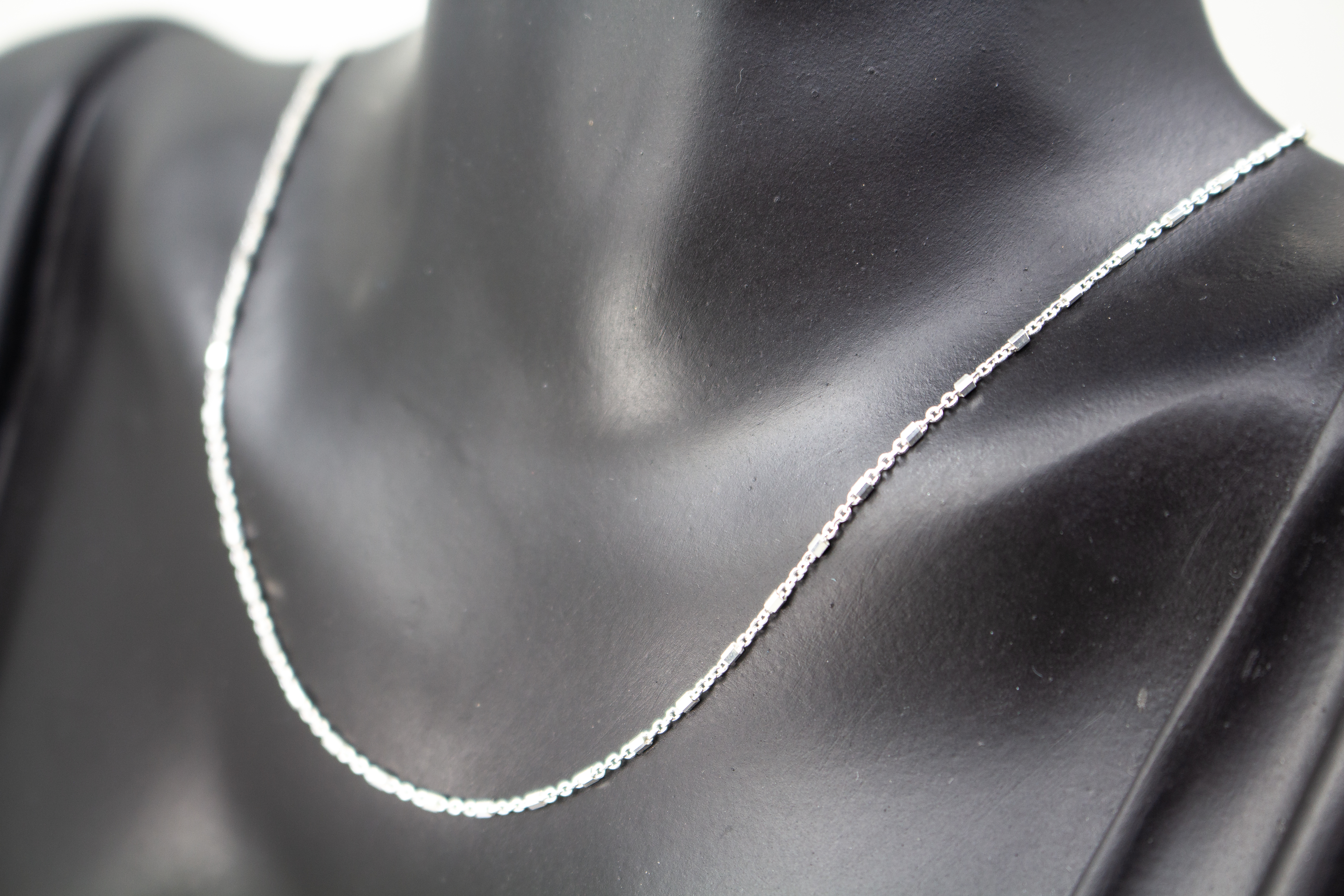 Filigrane Damen-Halskette aus glänzendem 925 Sterling Silber mit kleinen, minimalistischen Stäbchen- und Röhrchen-Elementen