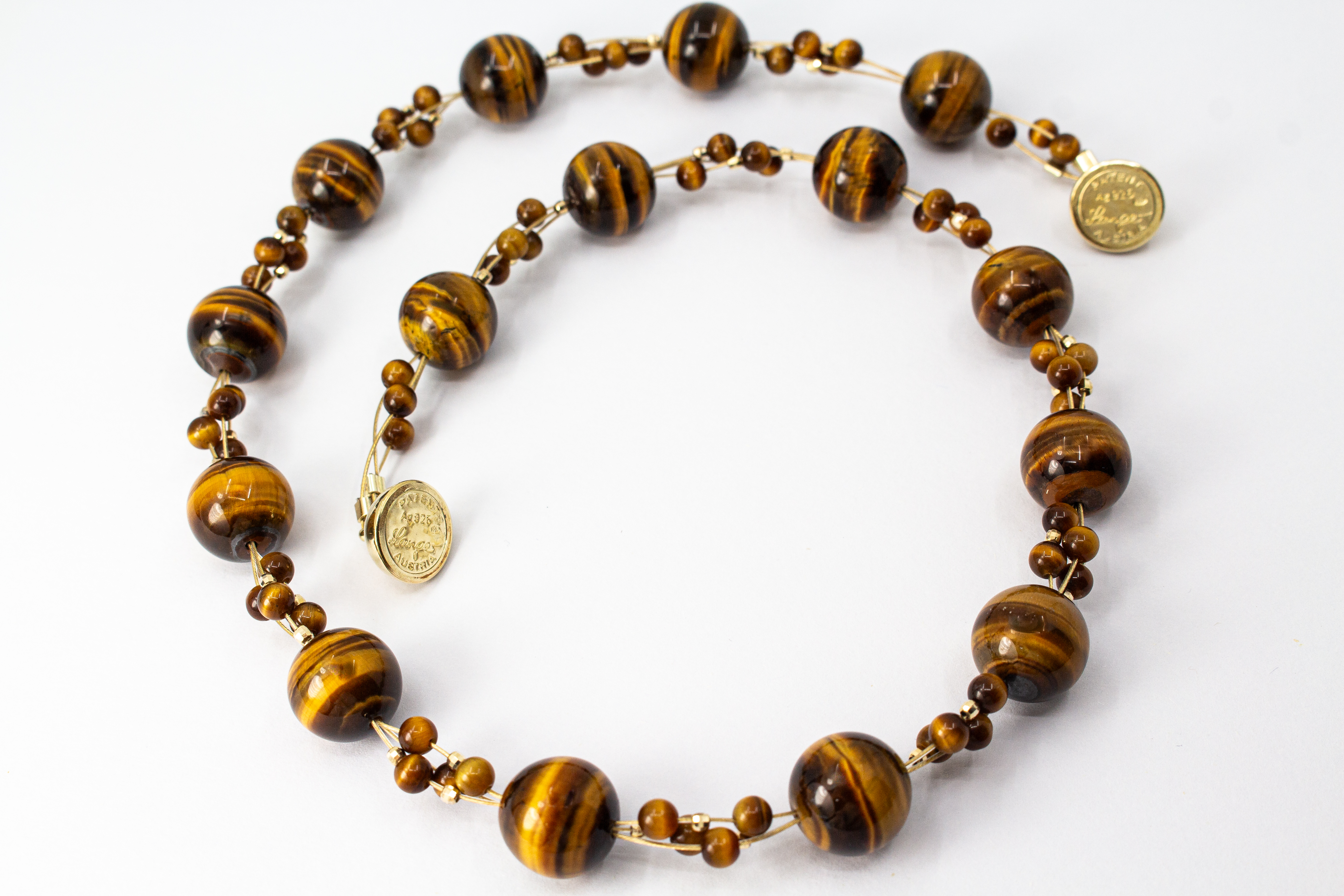 Eine handgefertigte Edelsteinkette der Goldschmiede Regina Kraus aus runden, braungoldenen Tigerauge-Perlen