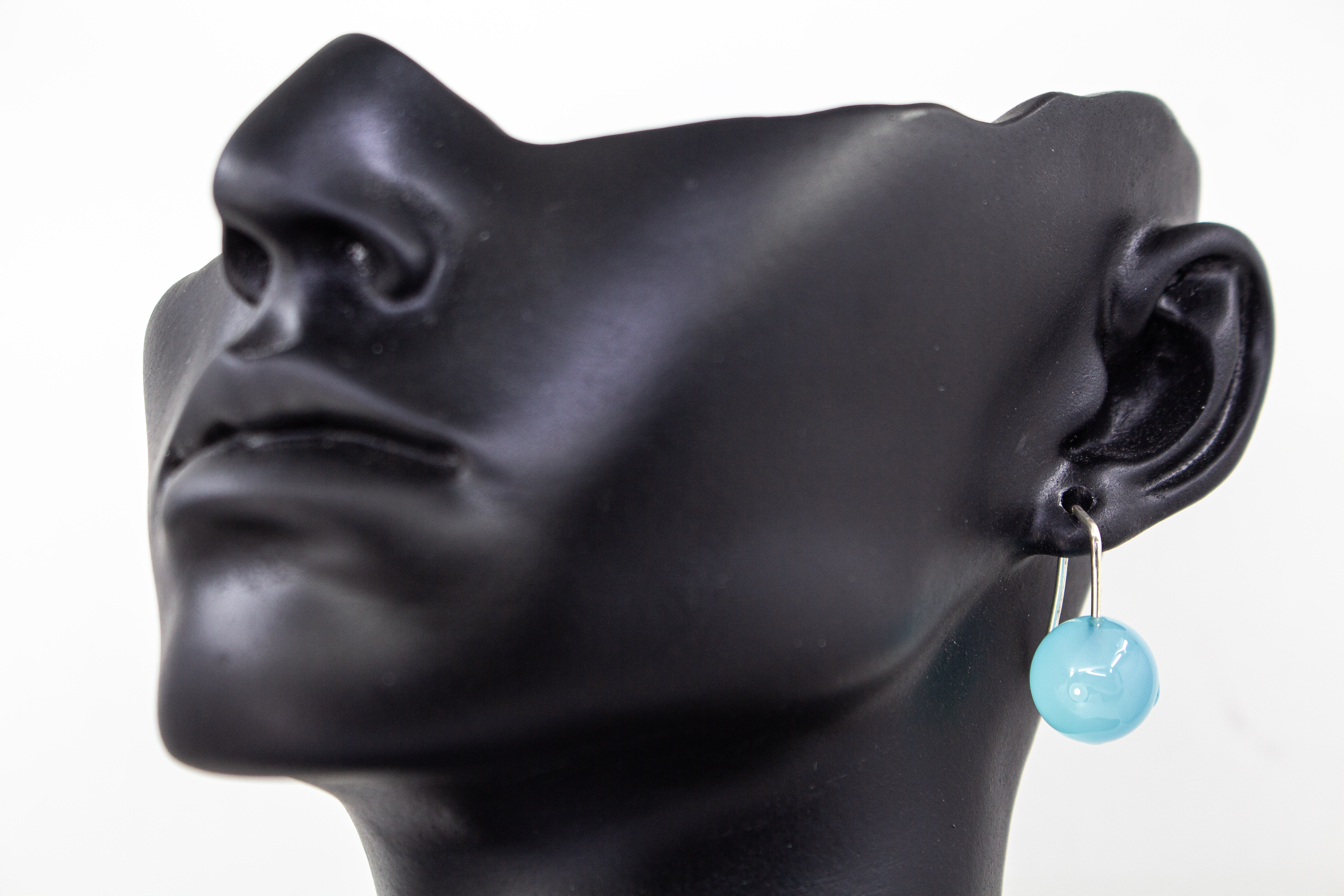 Minimalistische Ohrhänger aus feinen 925 Sterling Silberbügeln mit je einer glatten, hellblauen Chalcedon-Edelsteinkugel aus dem Online-Shop der Goldschmiede Regina Kraus