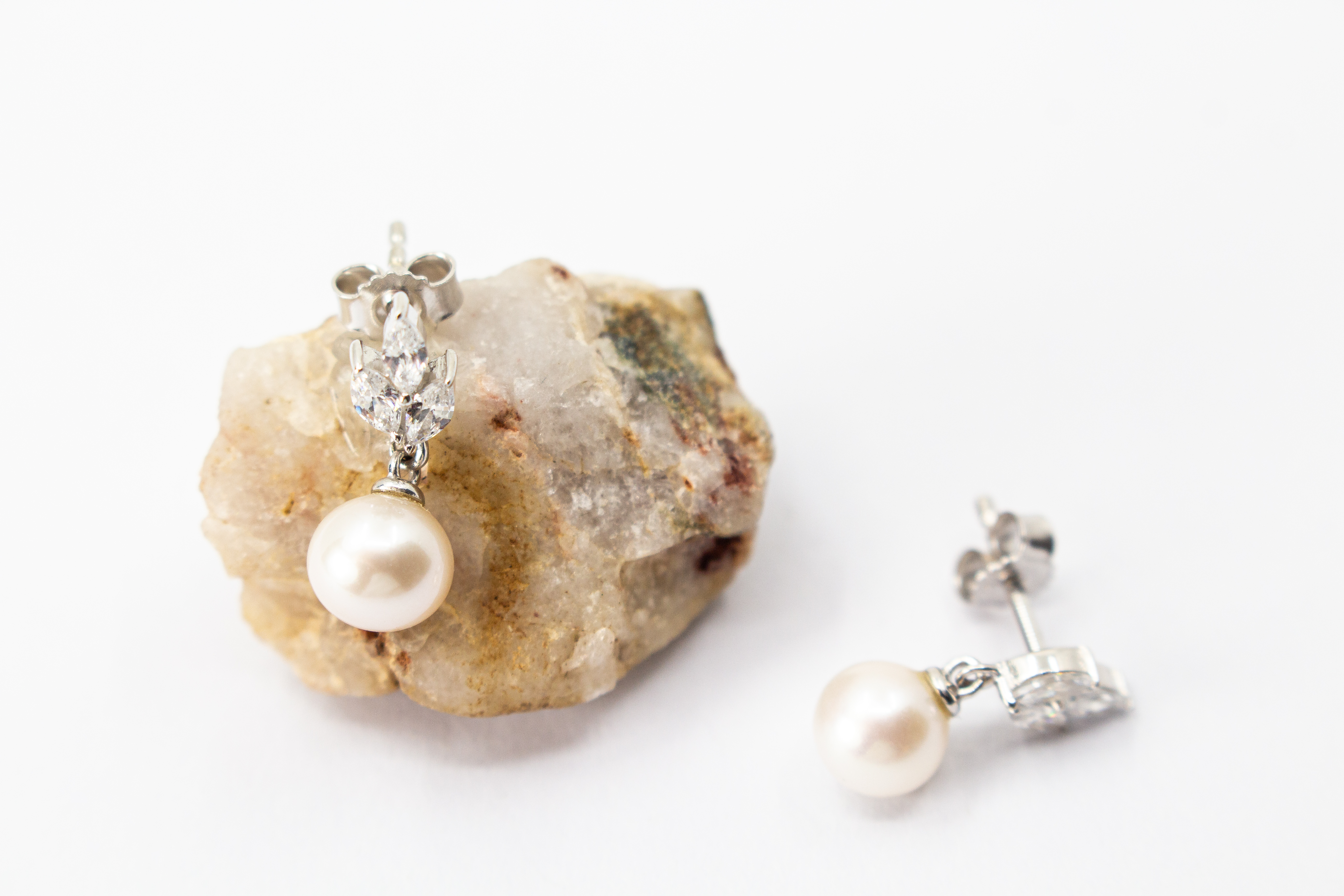 Paar elegante Braut-Ohrstecker „Knospe“ aus 925 Sterling Silber mit funkelnden Zirkonia-Steinen im Marquise-Schliff in Blätterform und frei beweglich angehängten, weißen Perlen