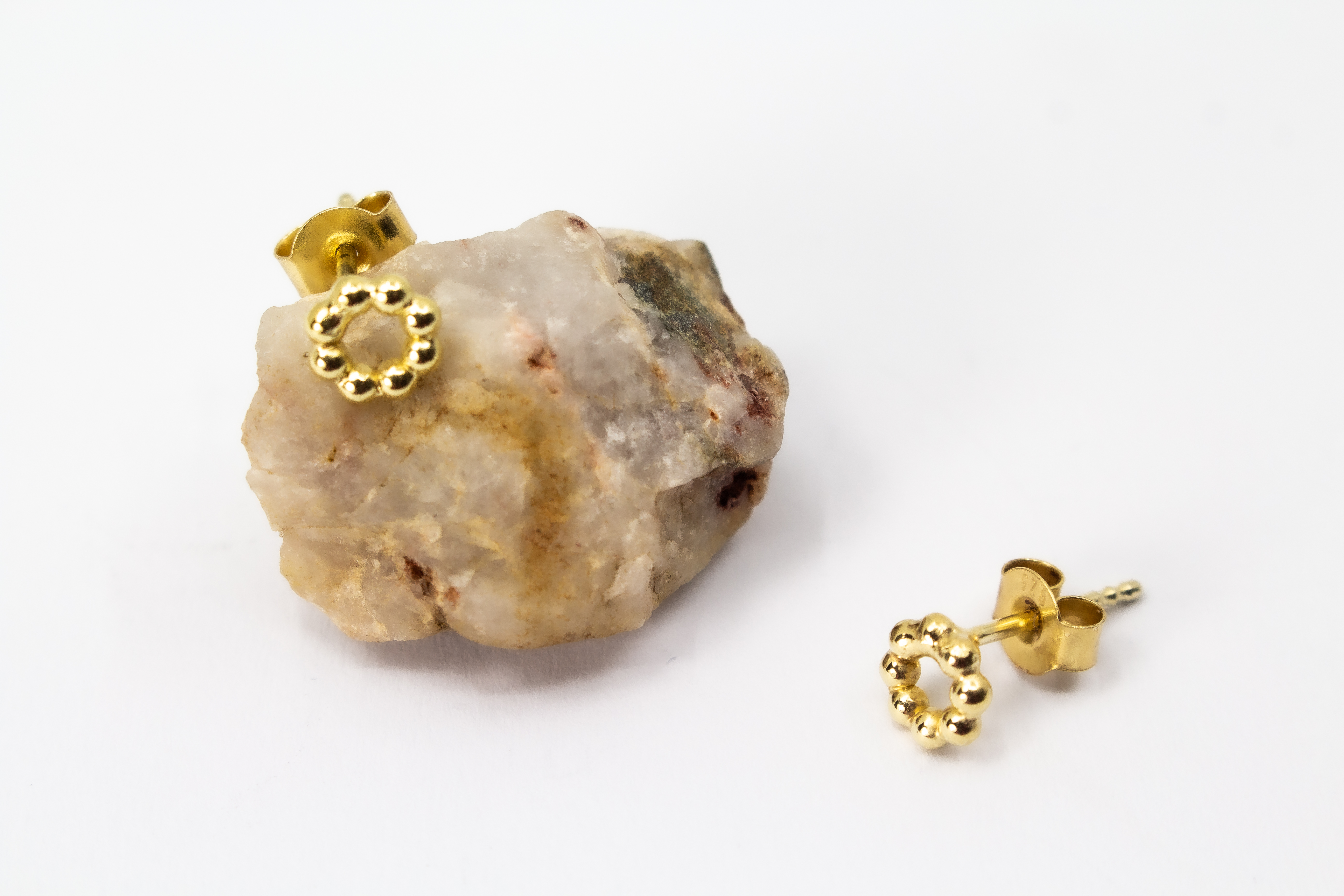 Handgefertigte runde Ohrstecker aus vergoldetem 925 Sterlingsilber im zarten Kügelchen-Design – filigraner Schmuck aus der Goldschmiede Regina Kraus.