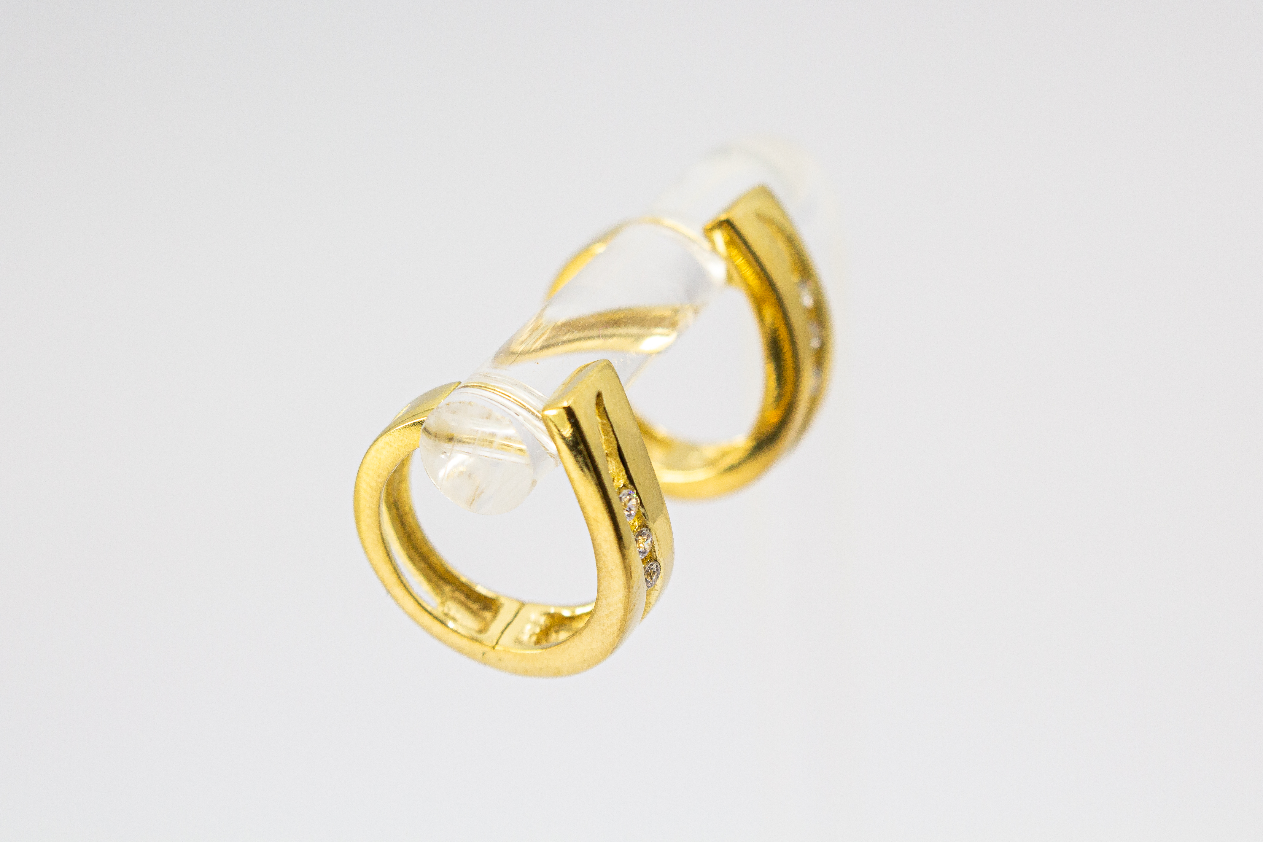 Elegante Creolen „Goldfunken“ aus 20 Mikron vergoldetem 925er Sterlingsilber mit funkelnden Zirkonia in geschwungener Form.