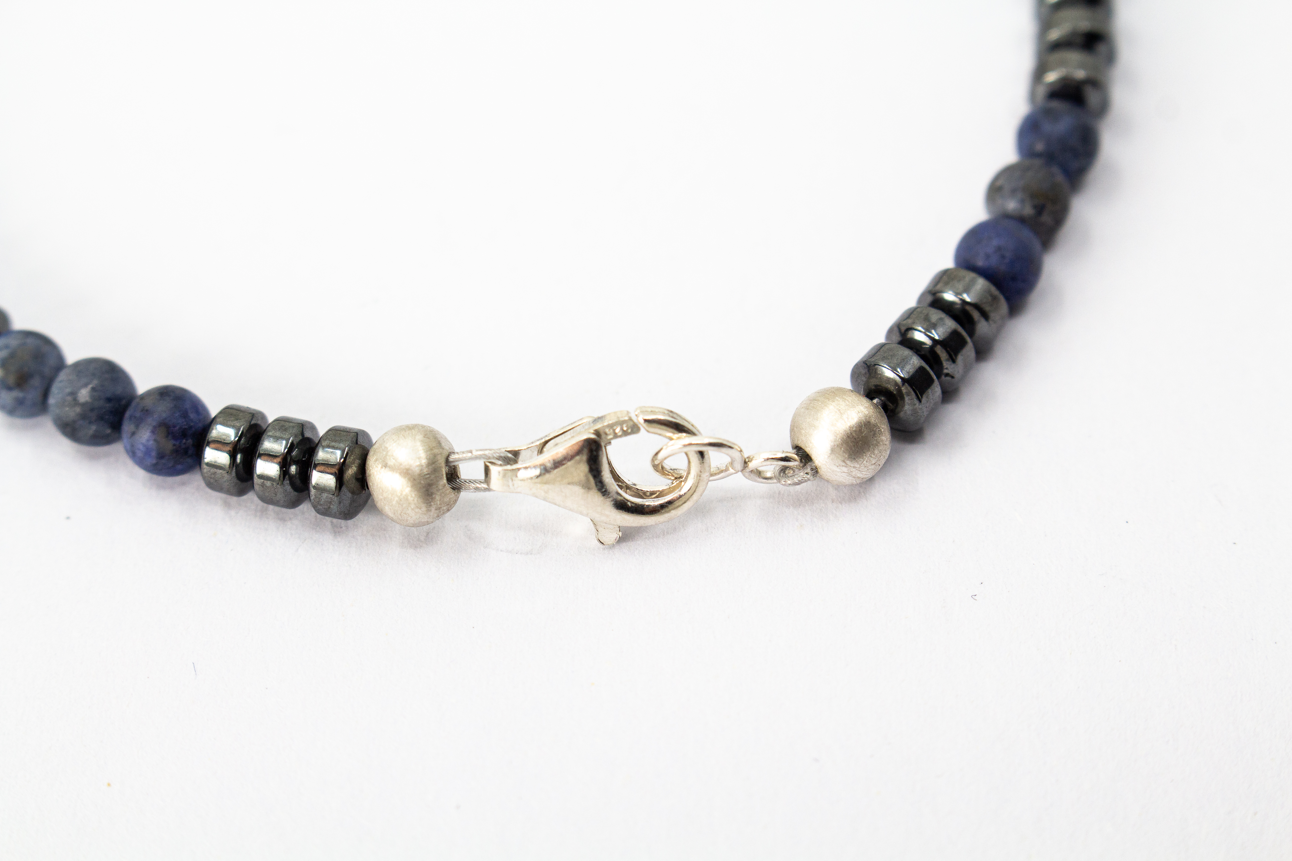 Herrenarmband „Nordwind“ aus blauem Dumortierit, Hämatit und markantem Zwischenteil aus 925er Sterlingsilber im maskulinen Design.