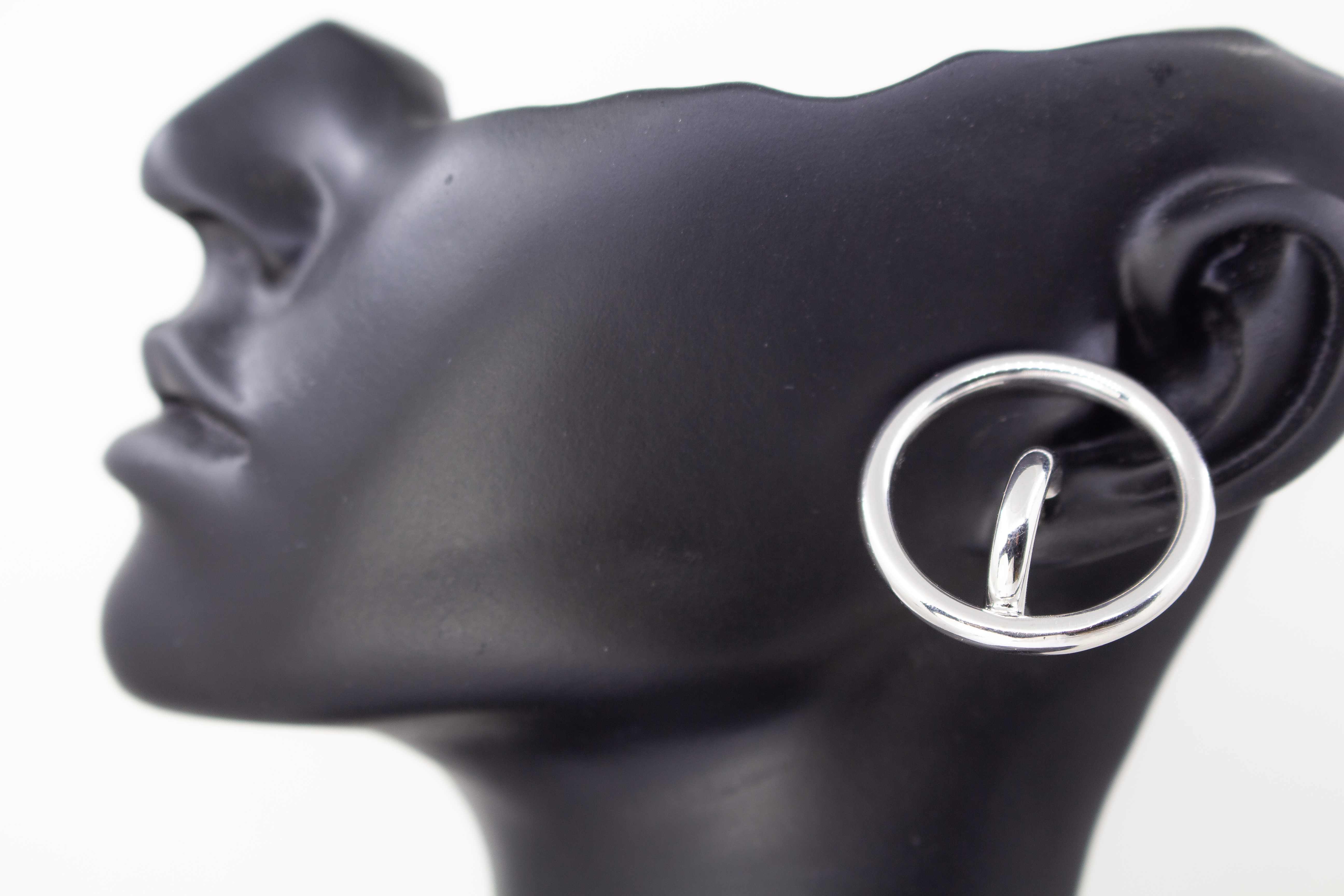 Italienische Design-Ohrstecker Orbita von Diva Gioielli aus hochglanzpoliertem, rhodiniertem 925 Sterling Silber im Doppelkreis-Look, erhältlich bei der Goldschmiede Regina Kraus.