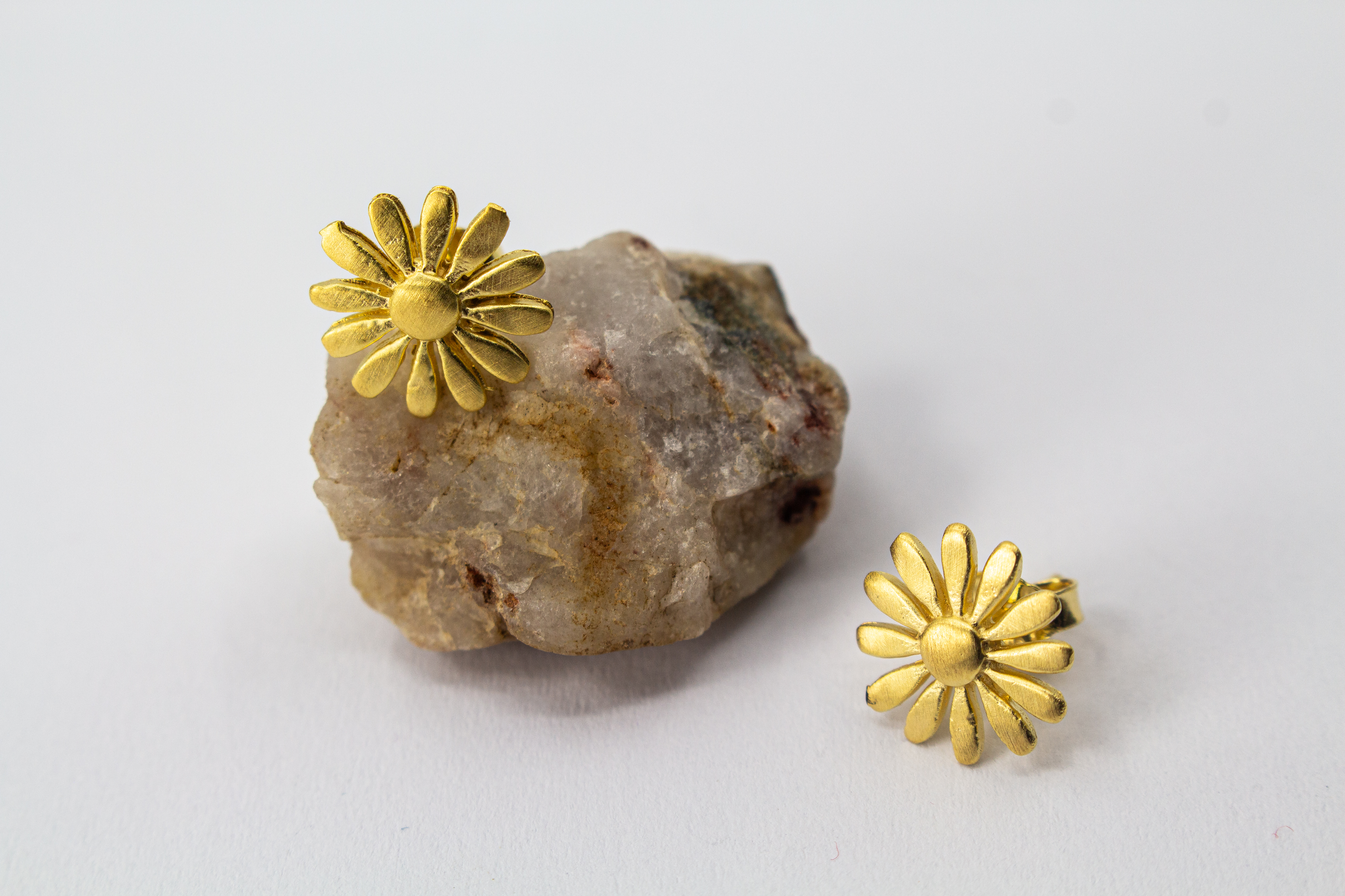 Blumenohrstecker vergoldet online kaufen