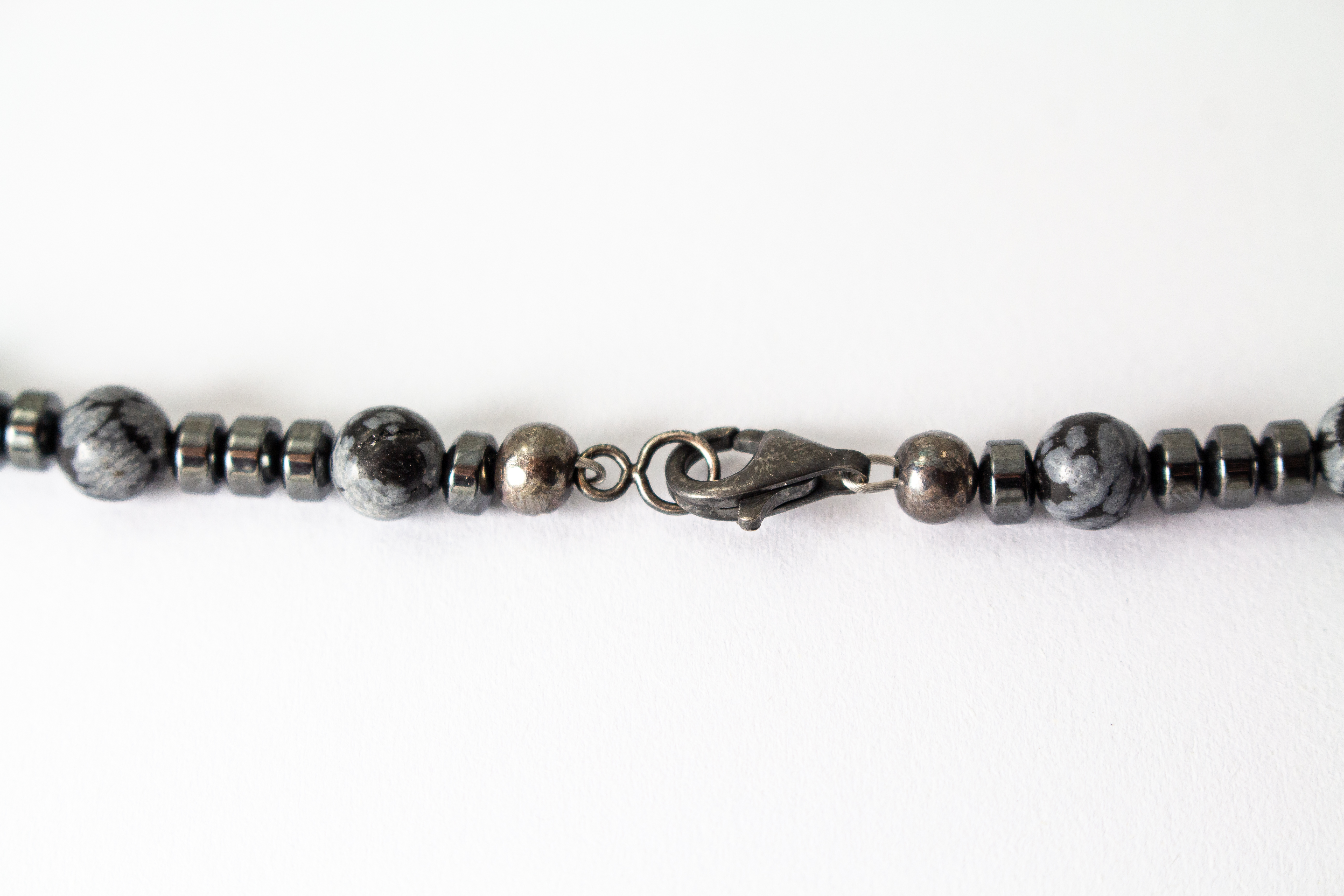 Herrenkette „Eisglut“ aus Schneeflockenobsidian und Hämatit mit Verschluss aus 925 Silber in markantem, maskulinem Design.