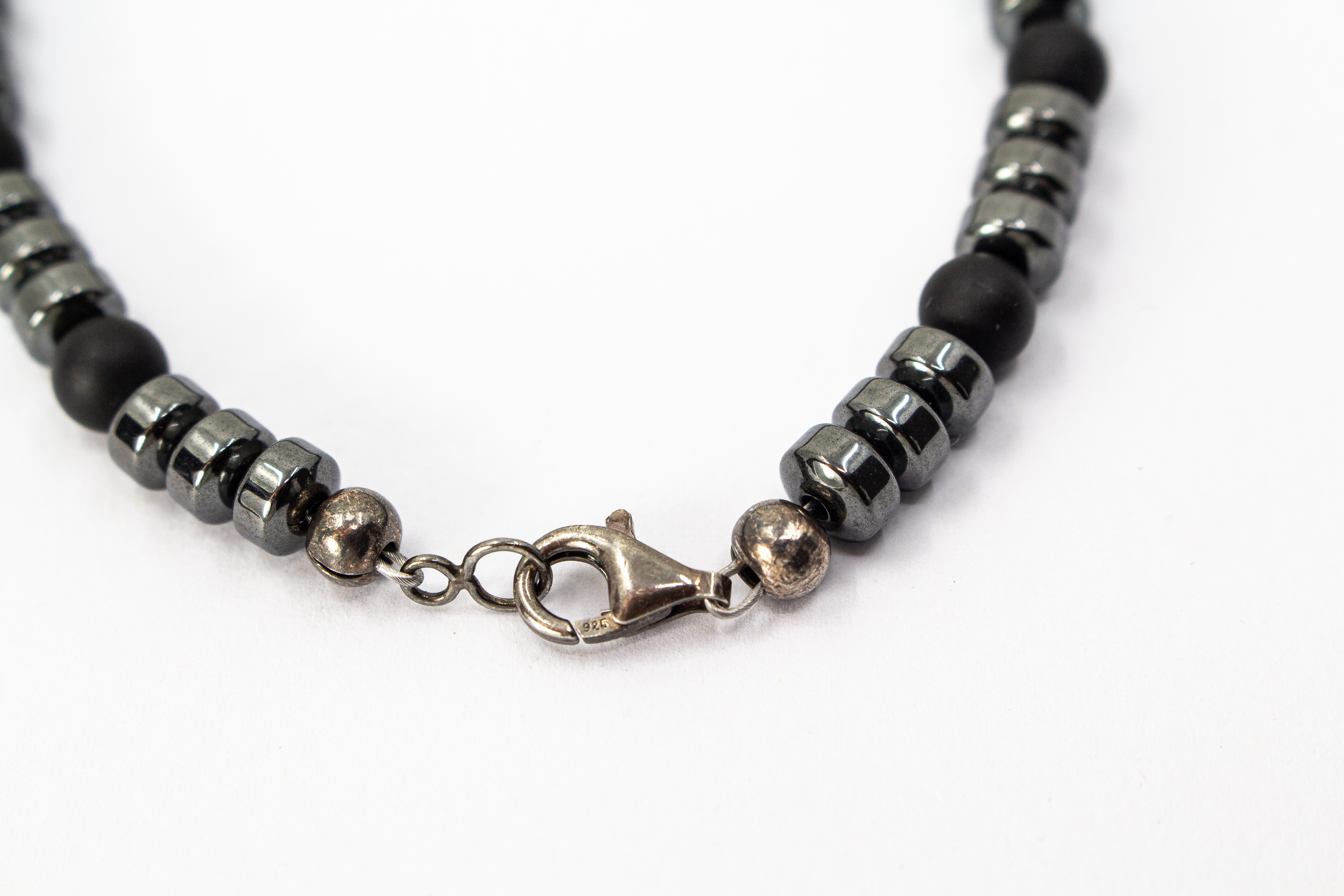 Herrenarmband aus Onyx und Hämatit mit schwarzen Natursteinperlen und silberfarbenen Hämatit-Elementen, handgefertigter Herrenschmuck