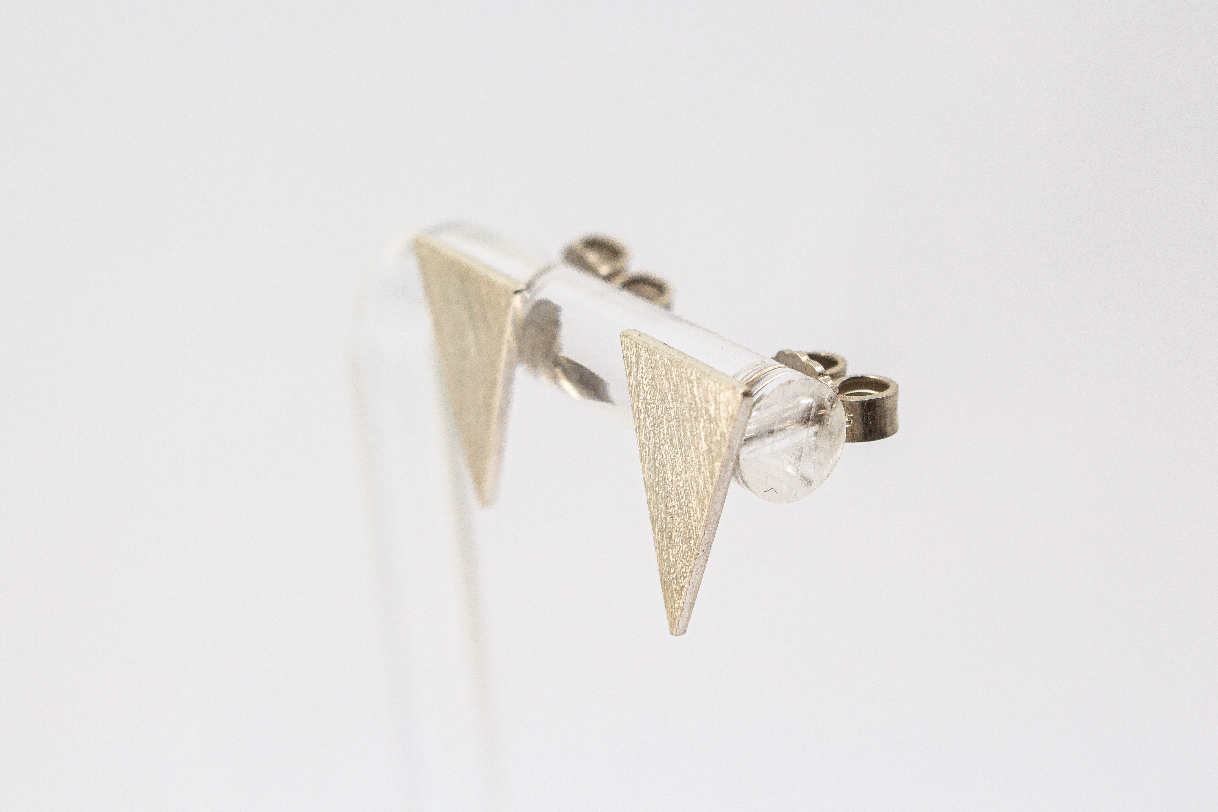 Moderne, geometrische Ohrstecker in Dreiecksform aus mattiertem, fein strukturiertem 925 Sterling Silber aus dem Online-Shop der Goldschmiede Regina Kraus.