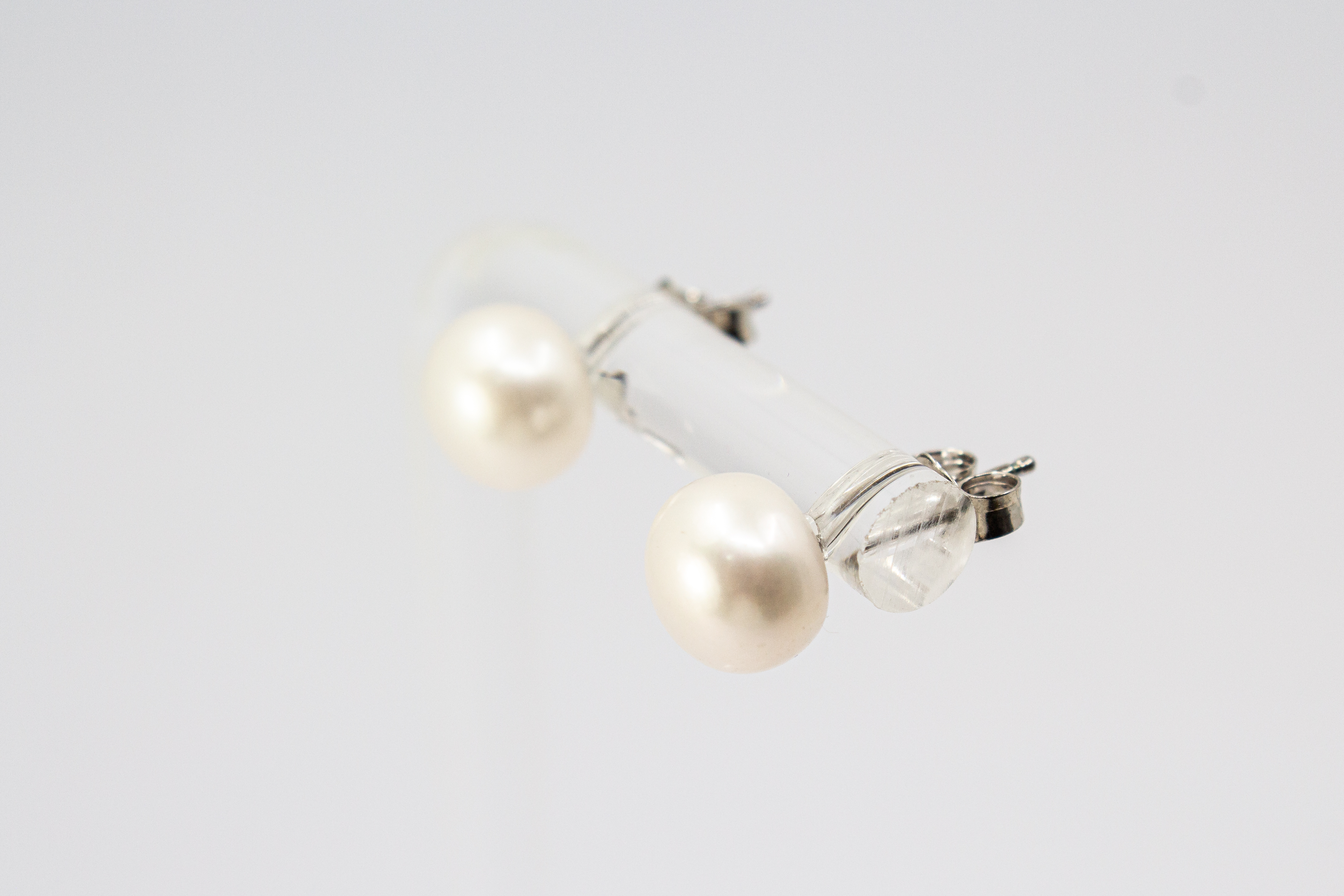 Elegante Ohrstecker „Mondperle“ aus 925er Sterlingsilber mit schimmernden weißen Süßwasserzuchtperlen im zeitlosen Design.