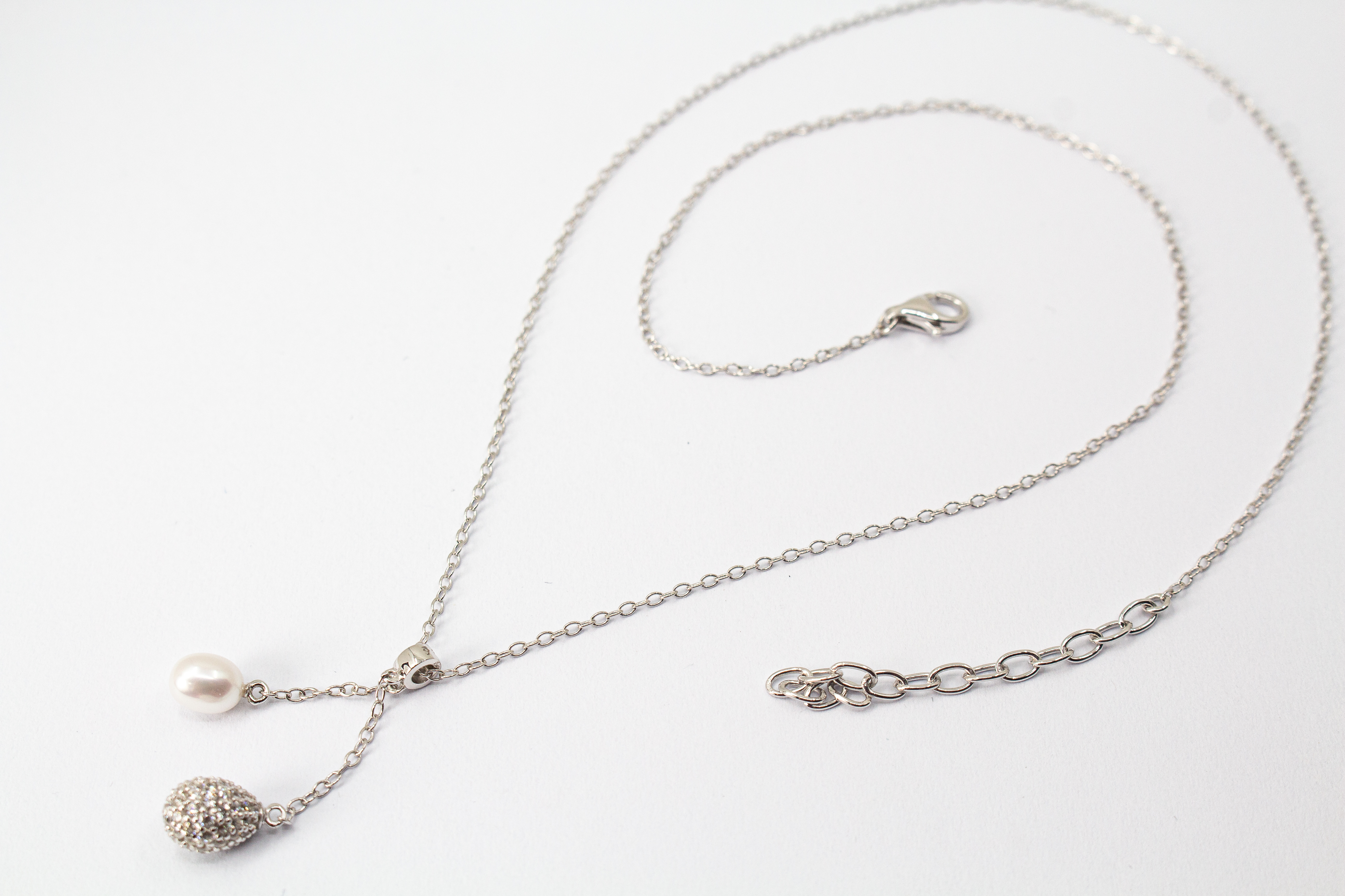 Kette aus rhodiniertem 925er Sterlingsilber mit einer weißen Süßwasserzuchtperle und einem funkelnden Zirkonia-Tropfen