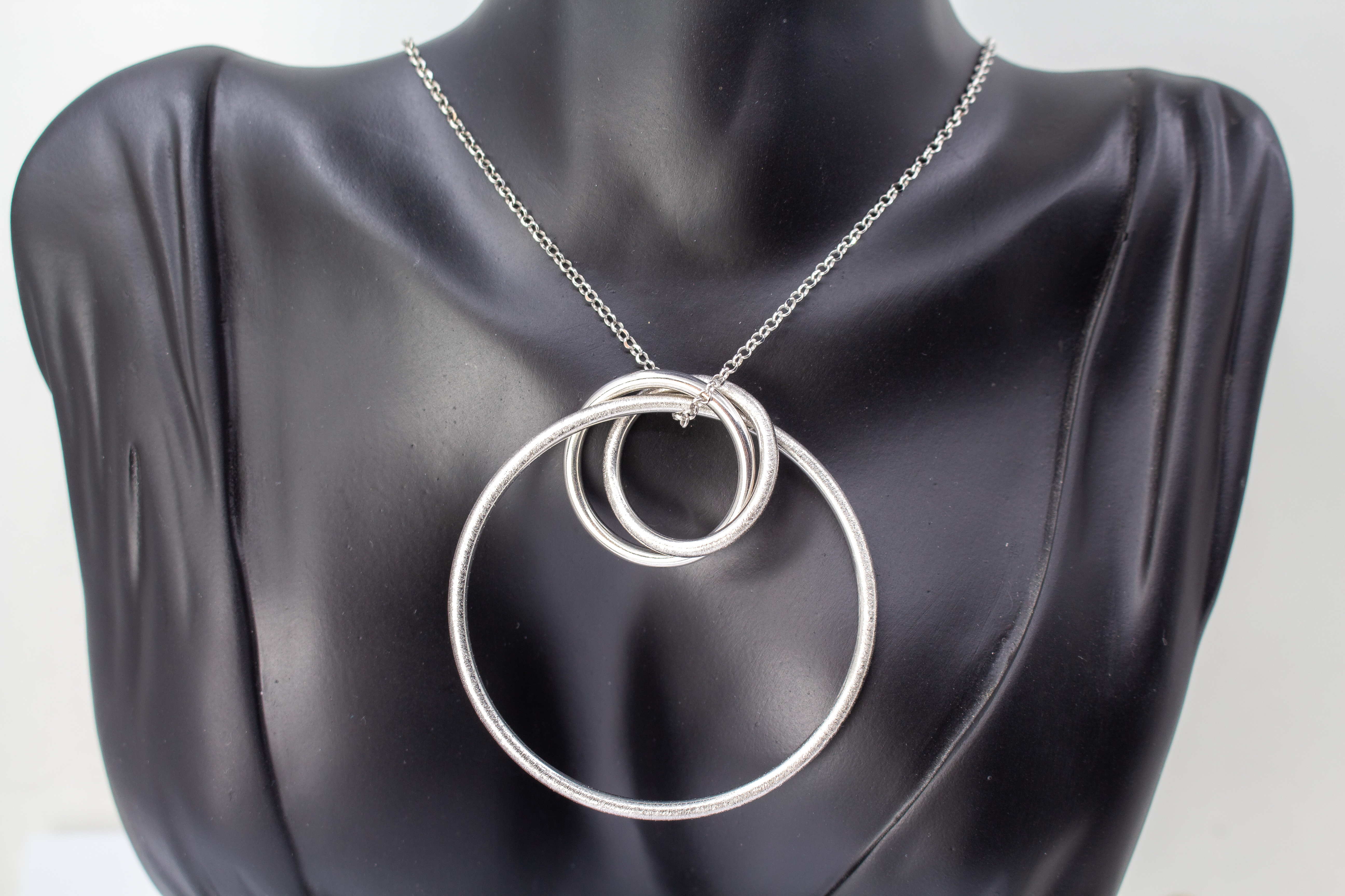 Modernes Collier aus rhodiniertem 925er Sterlingsilber von Diva Gioielli mit einem Anhänger aus mehreren ineinander verschlungenen Ringen in glänzender und eismatter Optik
