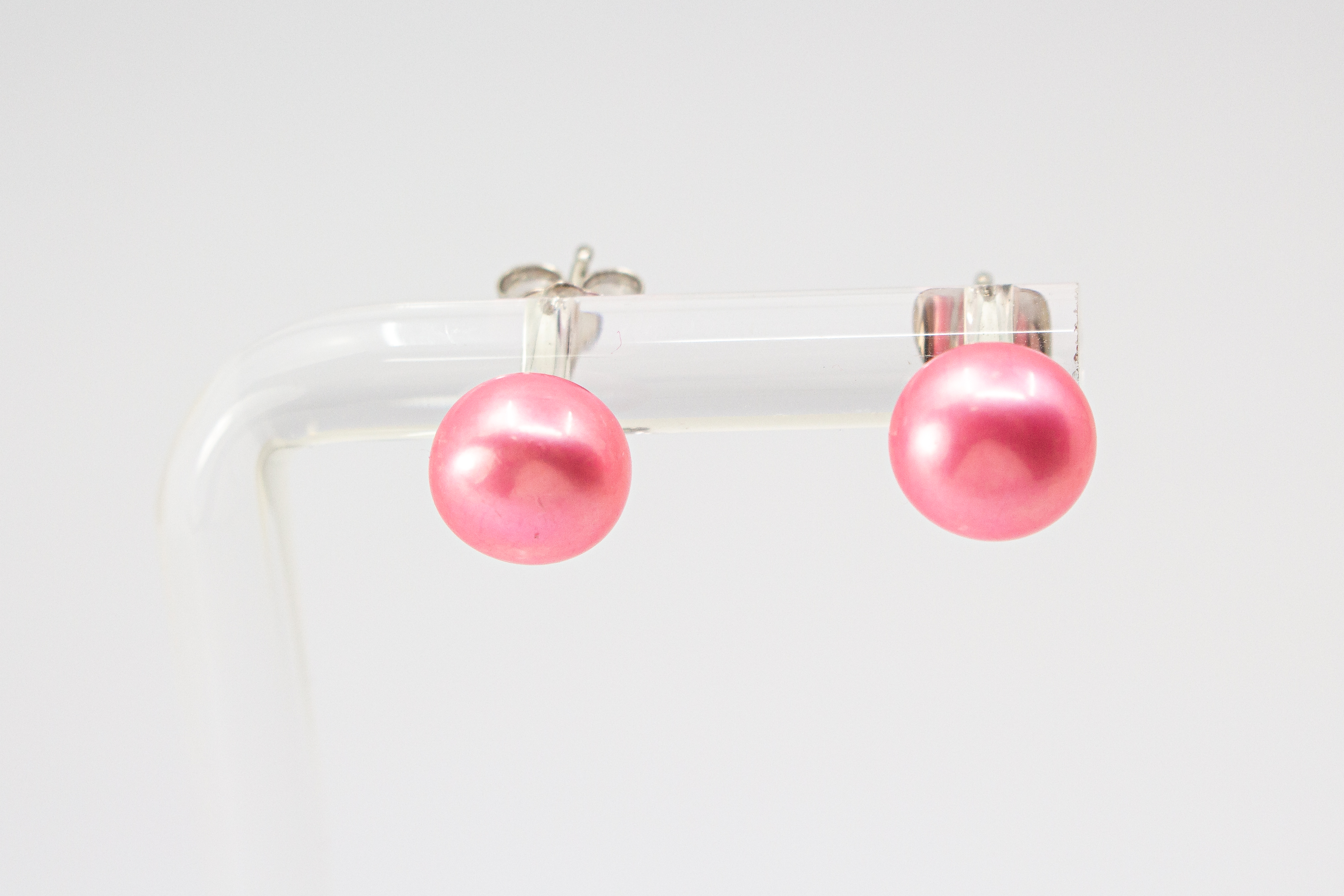 925er Sterlingsilber Ohrstecker mit schimmernder pinker Süßwasserzuchtperle in klassischem, zeitlosem Design.