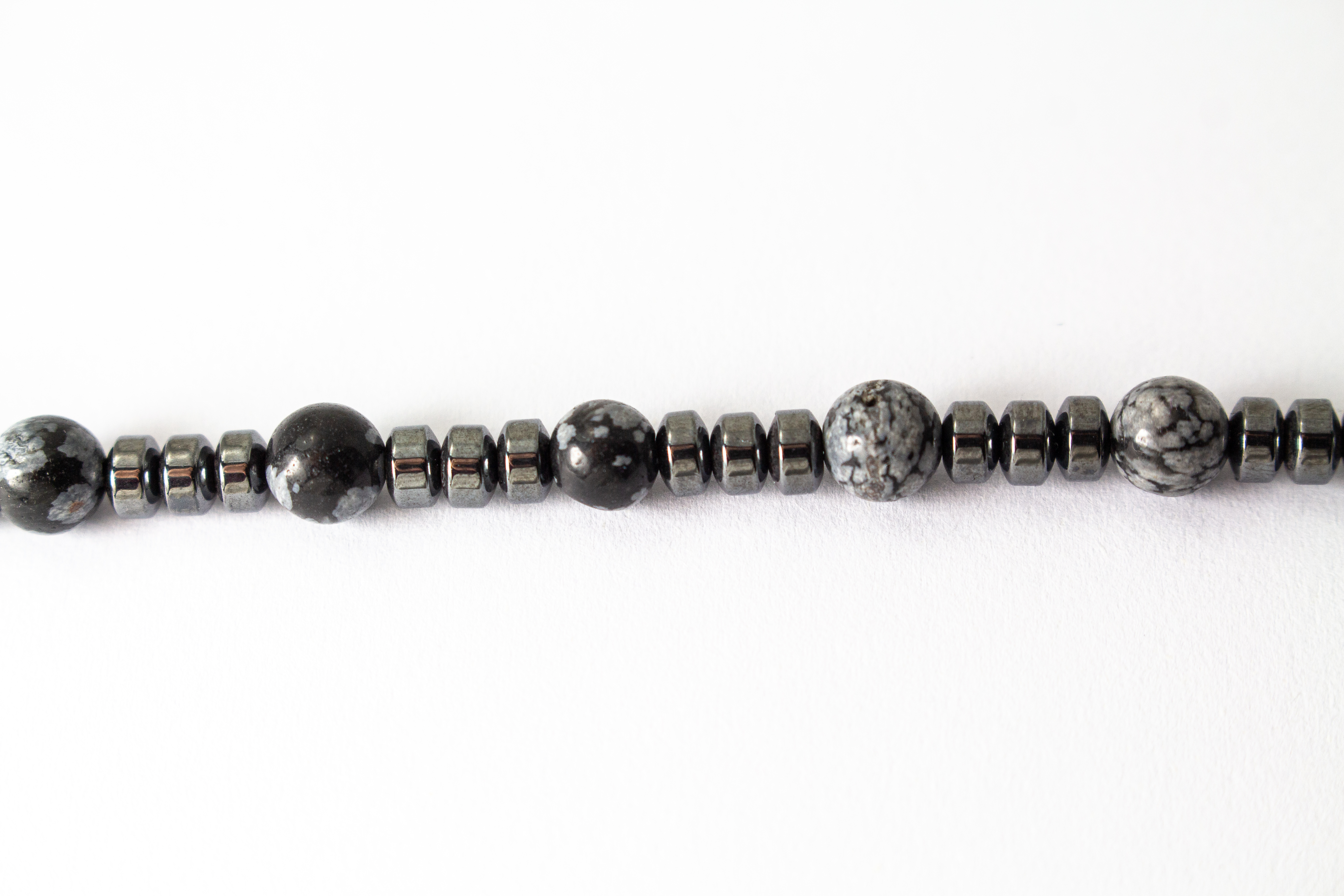 Herrenkette „Eisglut“ aus Schneeflockenobsidian und Hämatit mit Verschluss aus 925 Silber in markantem, maskulinem Design.
