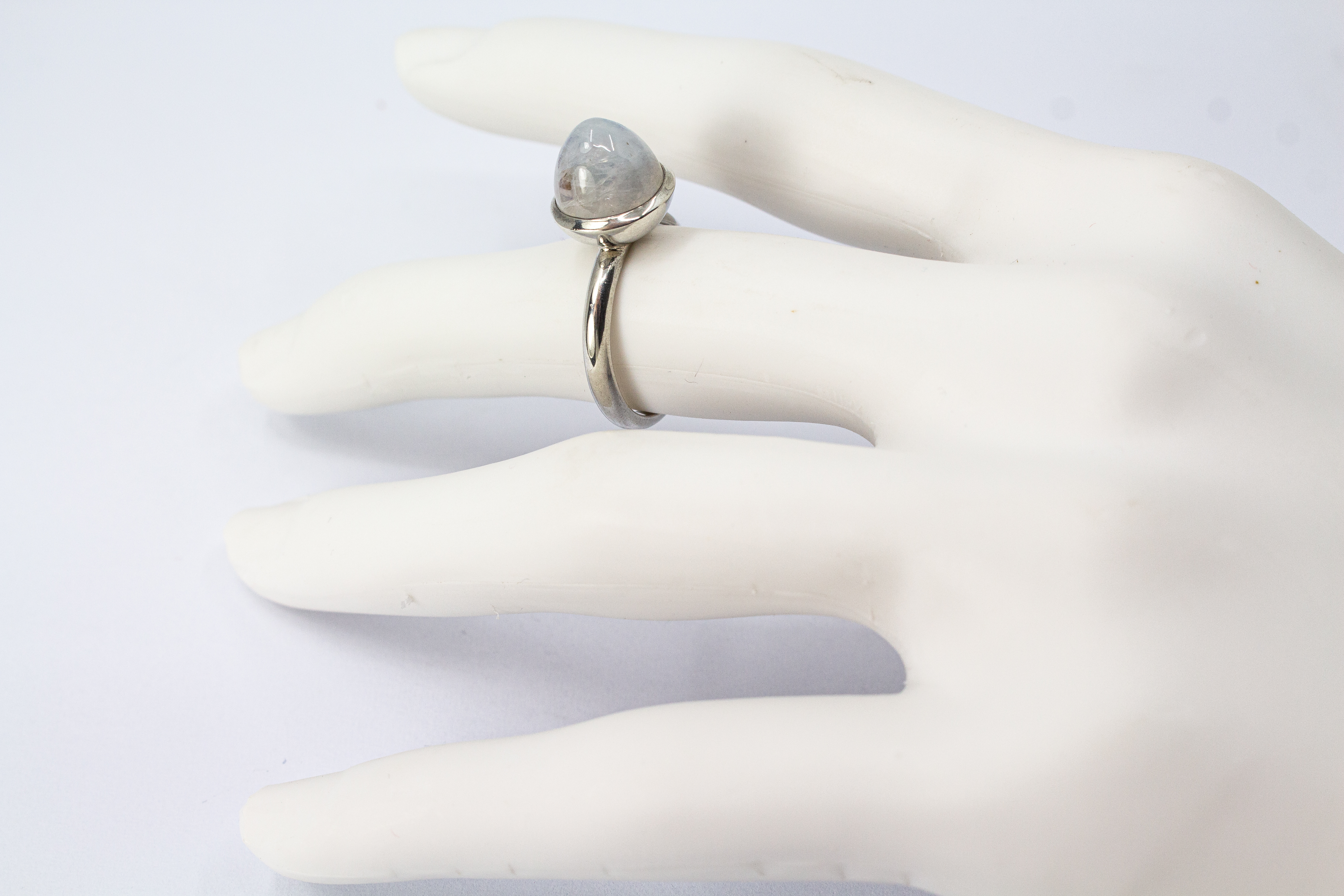 Eleganter Ring aus 925 Sterling Silber mit einem ovalen, schimmernden Mondstein Cabochon, erhältlich bei der Goldschmiede Regina Kraus.