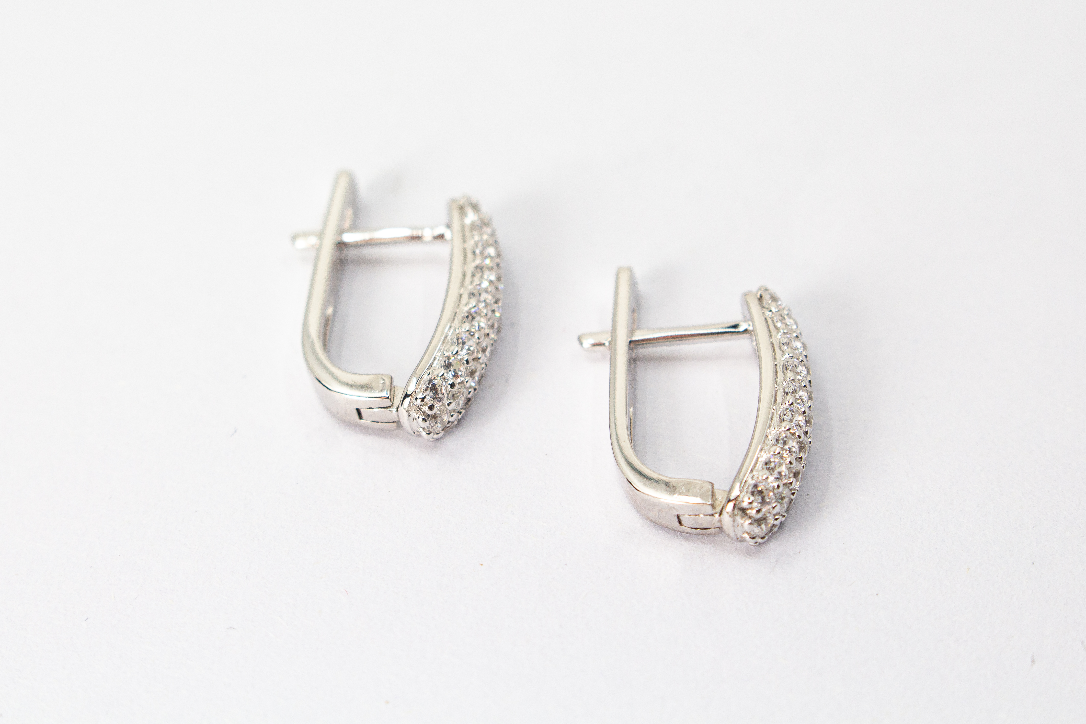 Creolen „Silberlicht“ aus rhodiniertem 925er Sterlingsilber mit funkelnden weißen Zirkonia in eleganter Pavé-Fassung.