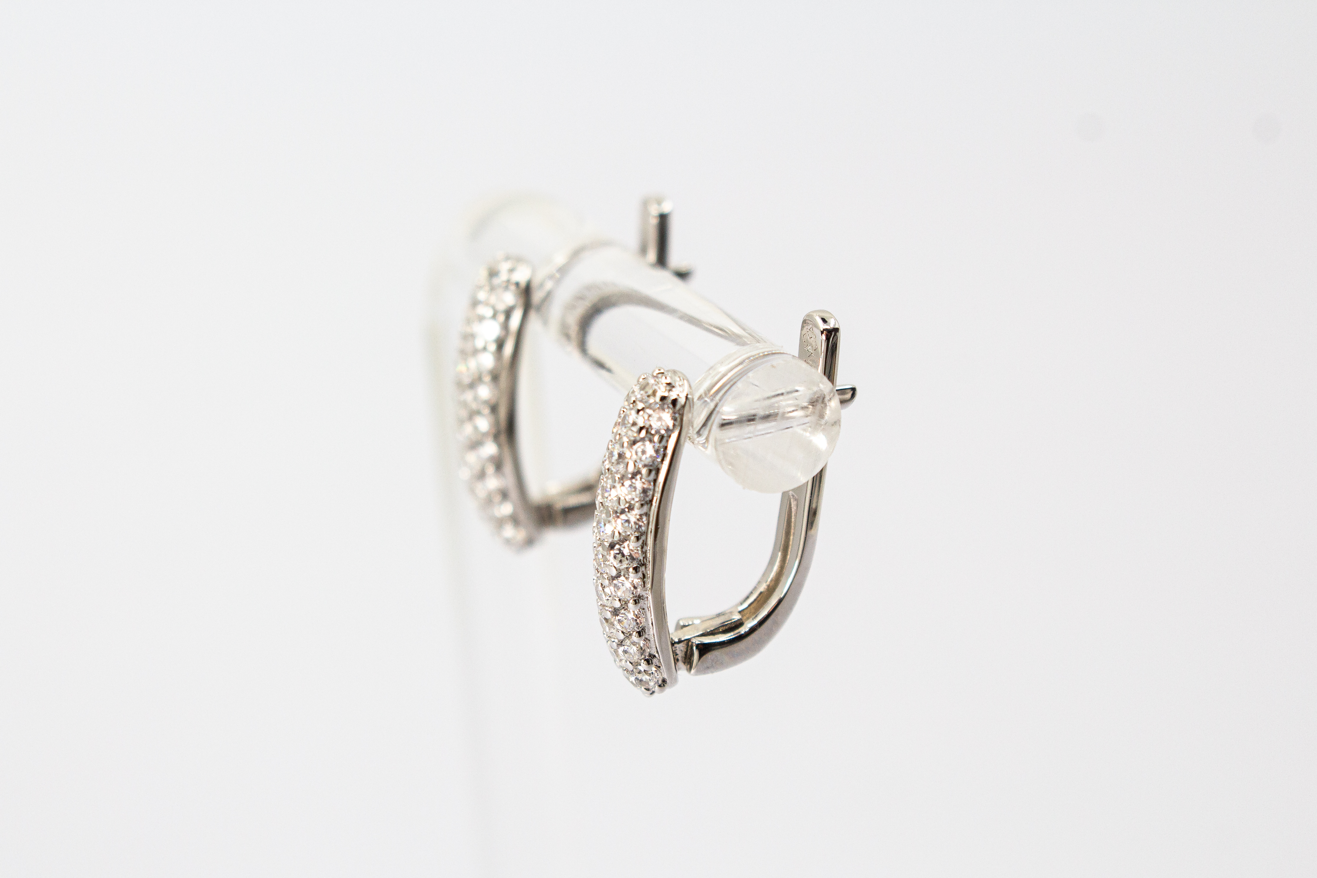 Creolen „Silberlicht“ aus rhodiniertem 925er Sterlingsilber mit funkelnden weißen Zirkonia in eleganter Pavé-Fassung.
