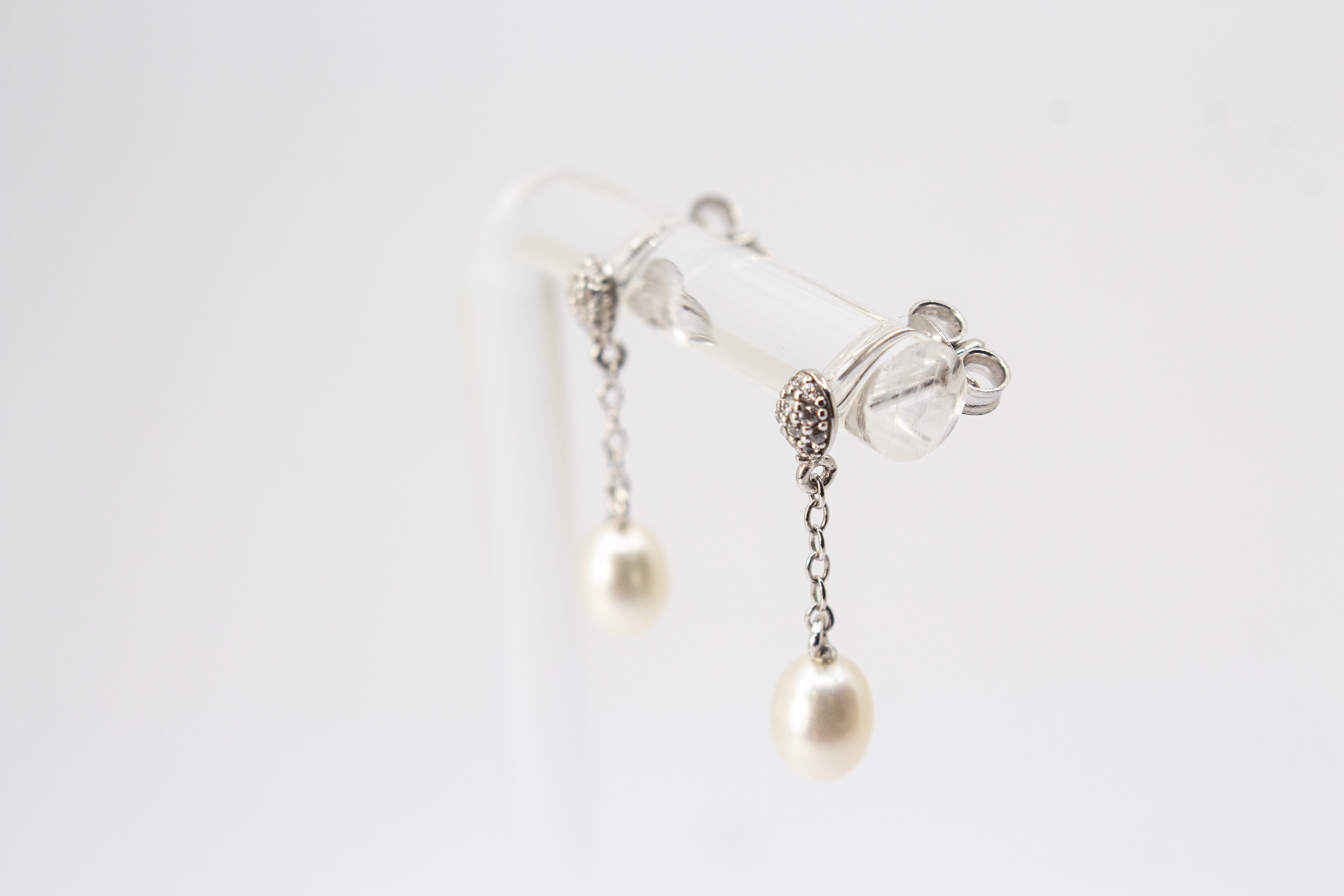 Mondschein-Duo Ohrstecker von Regina Kraus: Zweiteiliger Ohrschmuck aus rhodiniertem 925er Sterlingsilber mit weißer Süßwasserzuchtperle und funkelnden Zirkonia-Anhängern