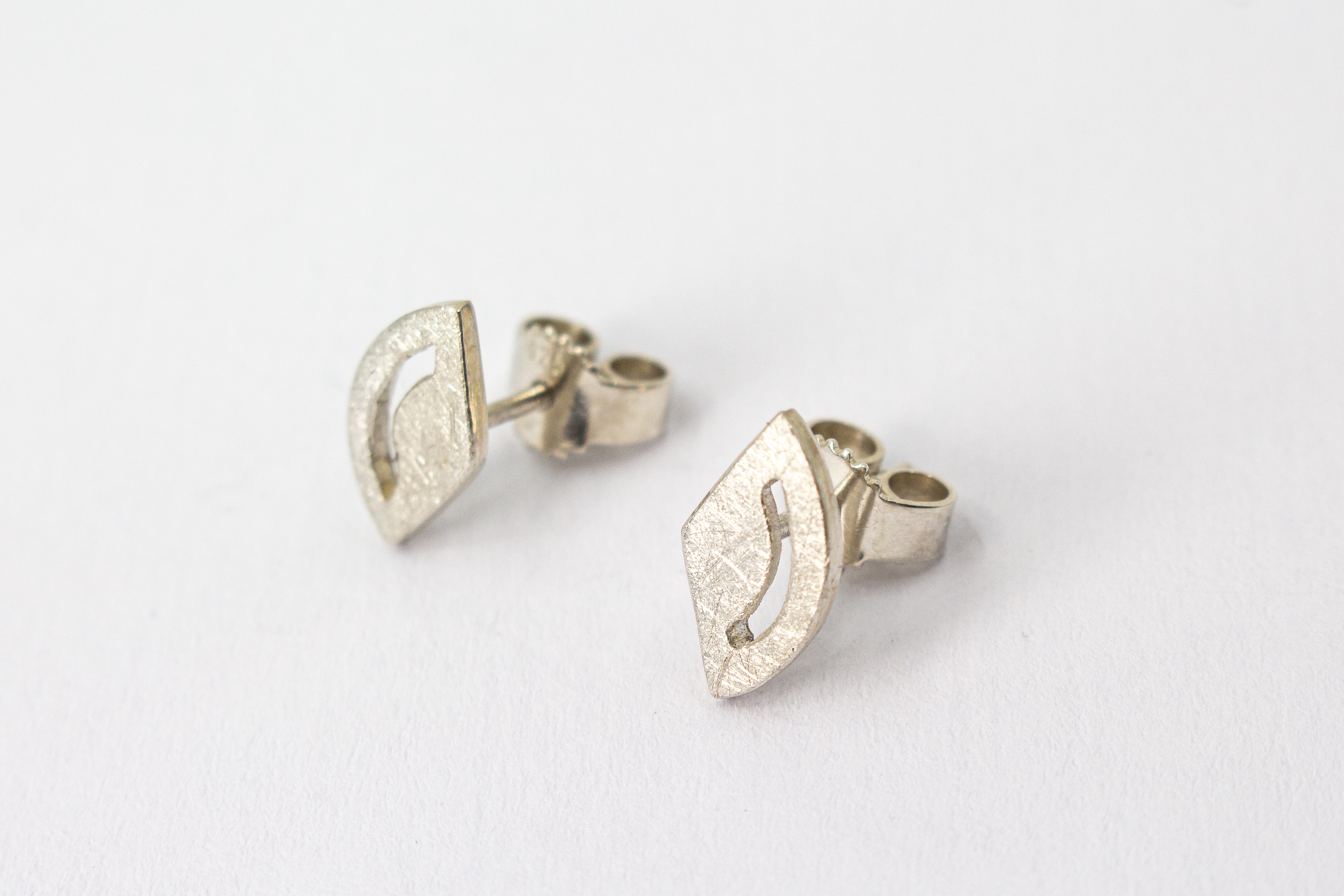 Paar geometrische Ohrstecker aus matt gebürstetem 925 Sterling Silber im modernen Cut-Out-Design