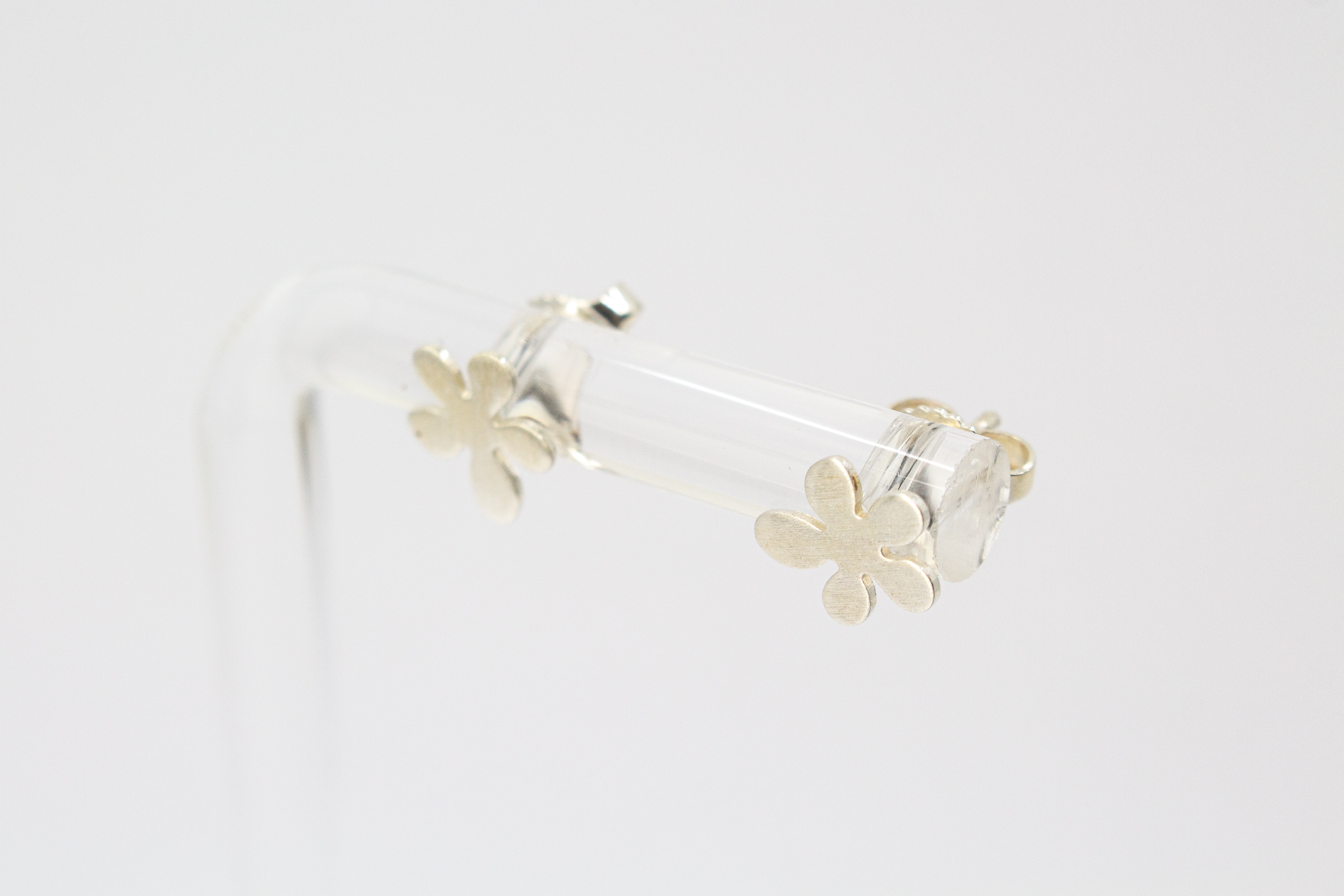 Matte Ohrstecker Catalina aus 925er Sterlingsilber von der Goldschmiede Regina Kraus in Form einer zarten Blume