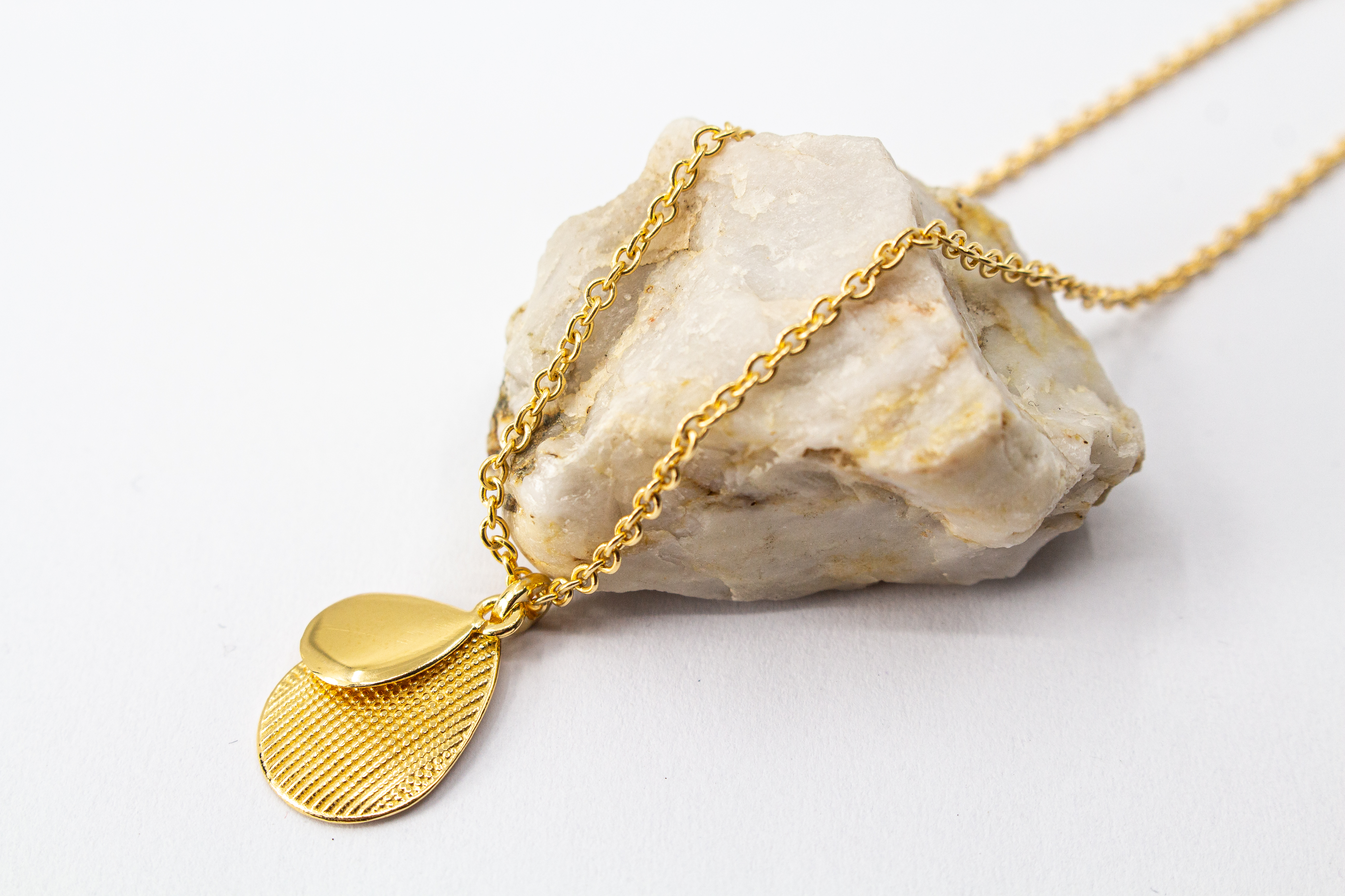 Italienische Design-Kette Cosmic Drop von Diva Gioielli: Anhänger aus zwei Tropfen in glänzendem und strukturiertem Gold-Finish, gefertigt aus vergoldetem 925er Sterlingsilber.