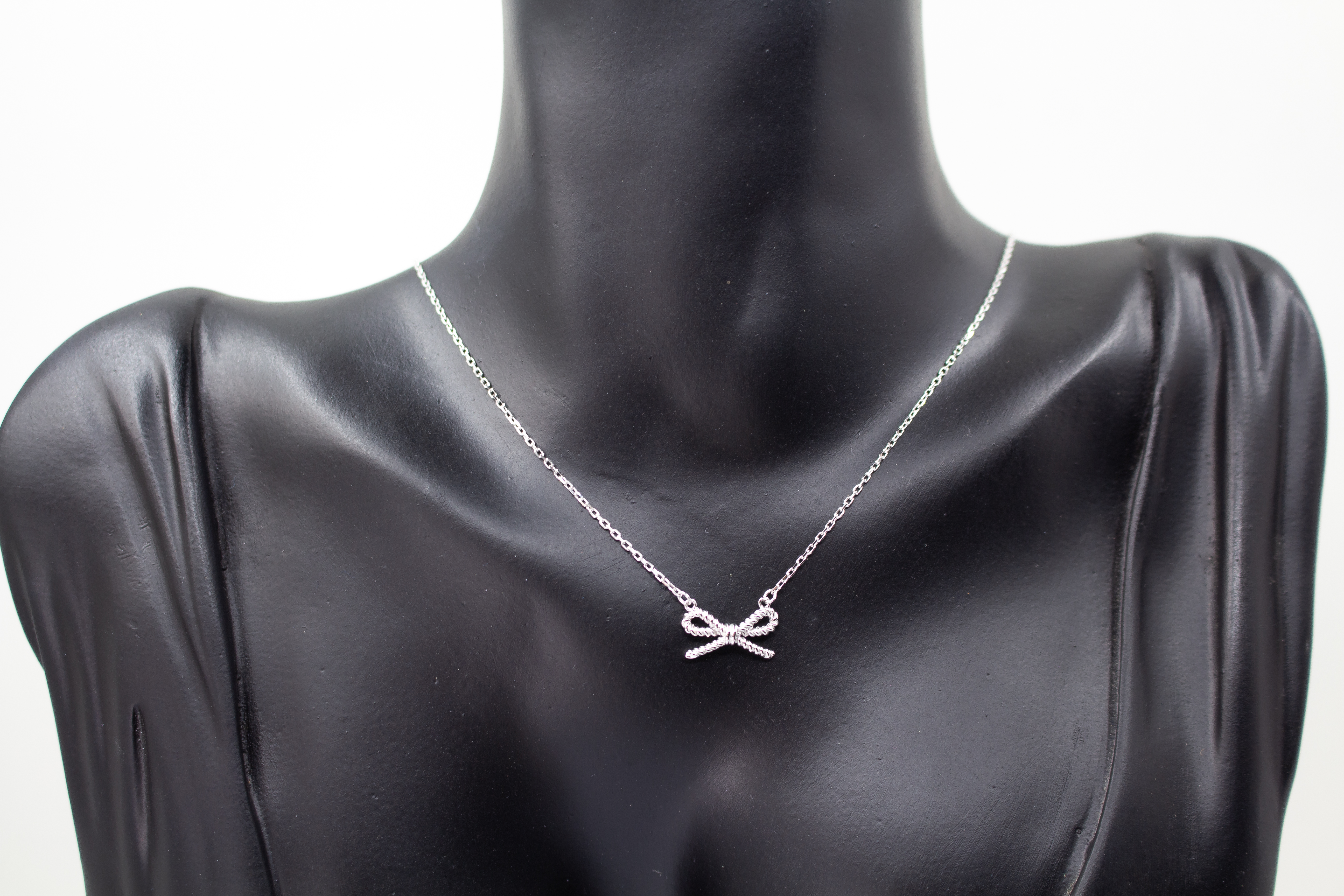 Collier „Schleifenzauber“ aus rhodiniertem 925er Sterlingsilber mit filigranem Schleifenanhänger in zeitlosem Design.