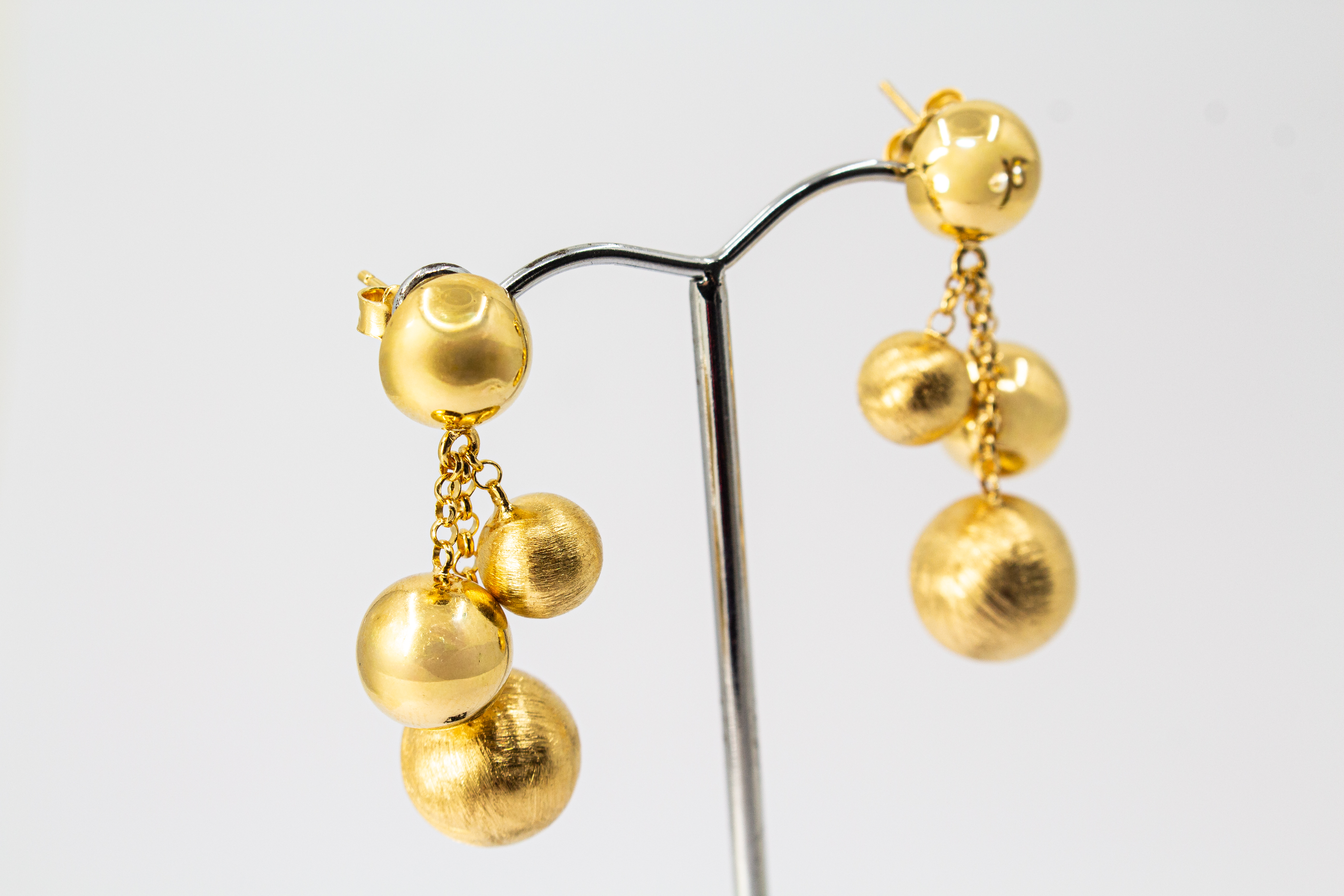 Elegante Ohrstecker der Eclisse-Kollektion von Diva Gioielli aus vergoldetem 925 Silber mit mehreren mattierten und glänzenden Goldkugeln an feinen Ketten