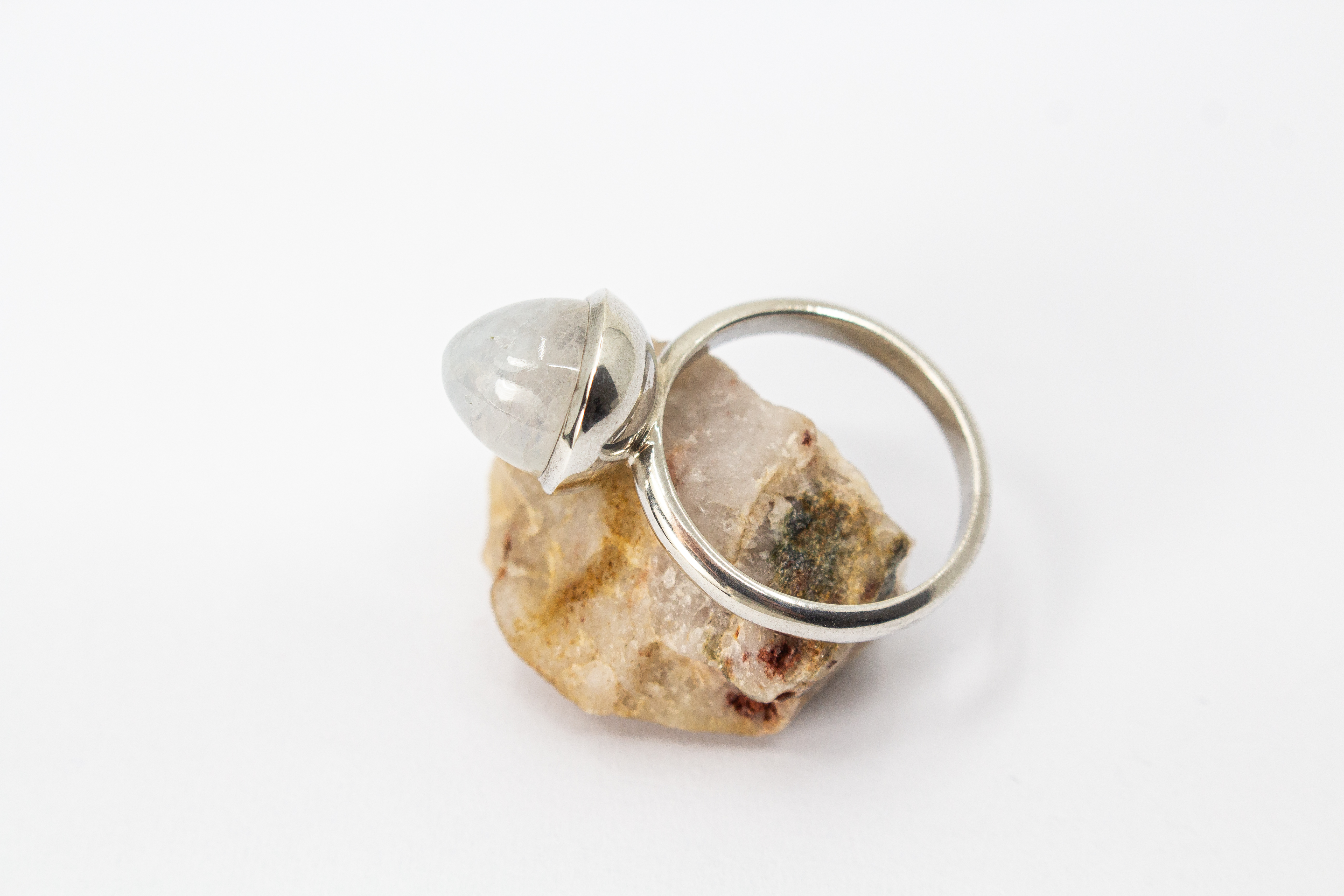 Eleganter Ring aus 925 Sterling Silber mit einem ovalen, schimmernden Mondstein Cabochon, erhältlich bei der Goldschmiede Regina Kraus.
