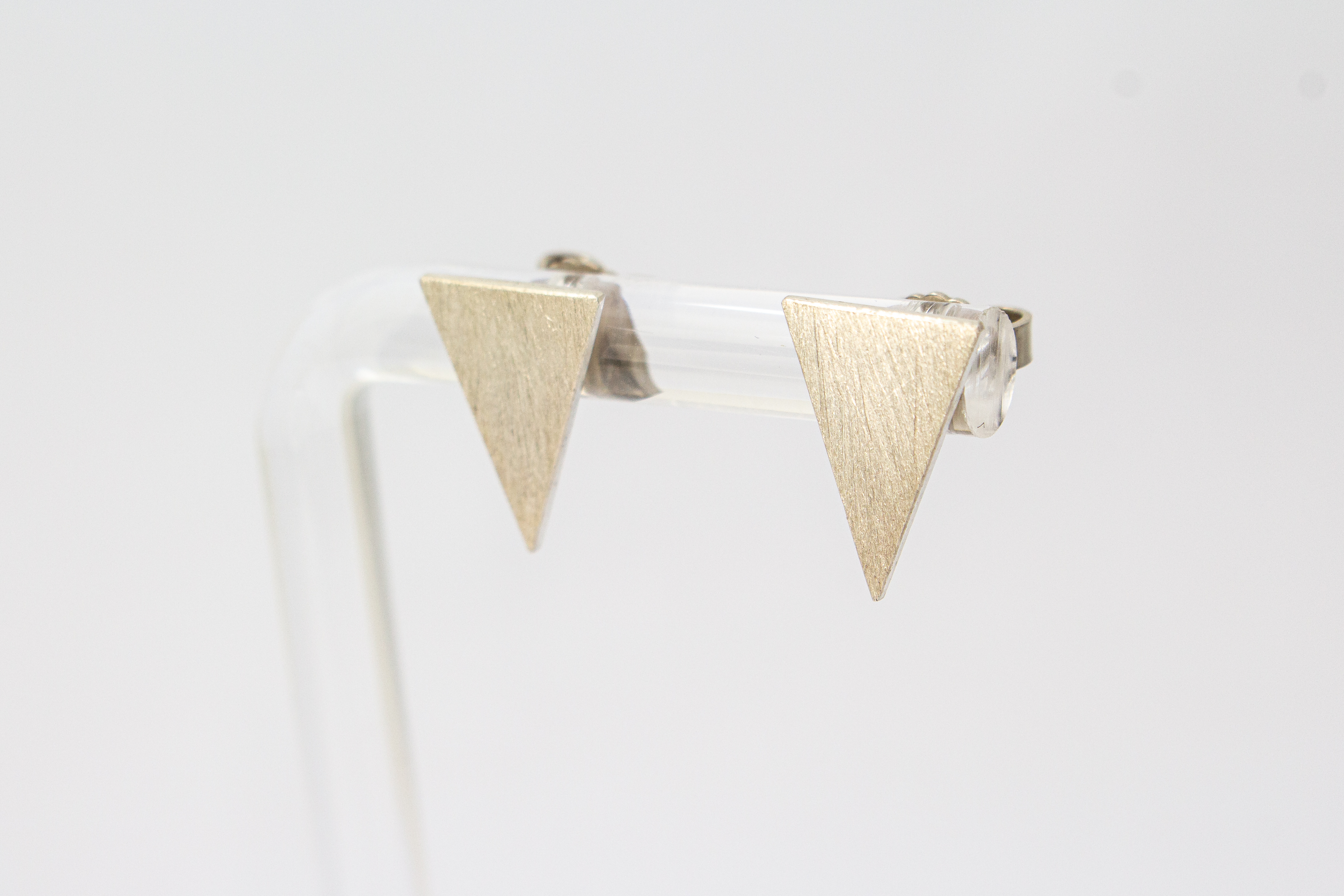Moderne, geometrische Ohrstecker in Dreiecksform aus mattiertem, fein strukturiertem 925 Sterling Silber aus dem Online-Shop der Goldschmiede Regina Kraus.