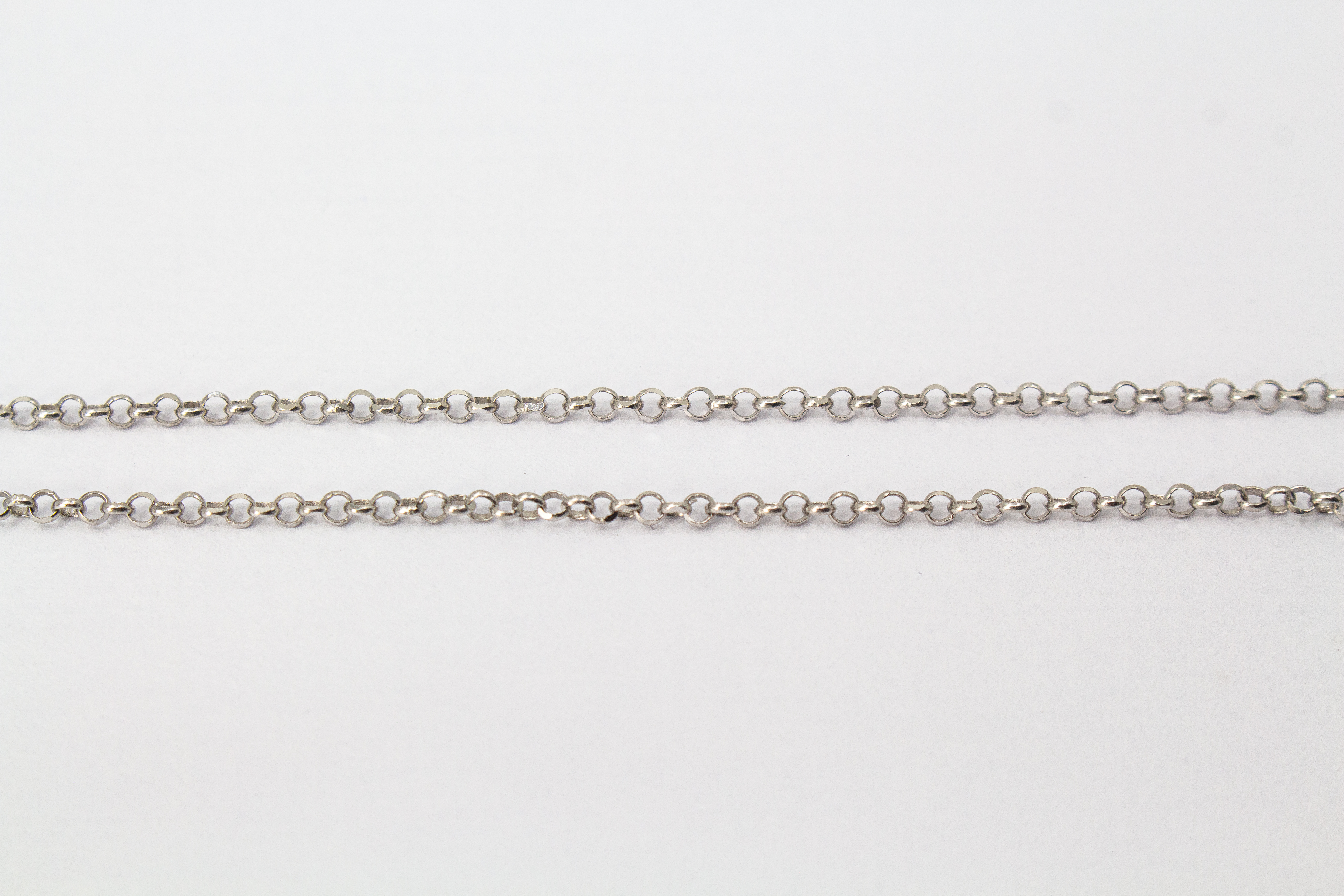 Modernes Collier aus rhodiniertem 925er Sterlingsilber von Diva Gioielli mit einem Anhänger aus mehreren ineinander verschlungenen Ringen in glänzender und eismatter Optik