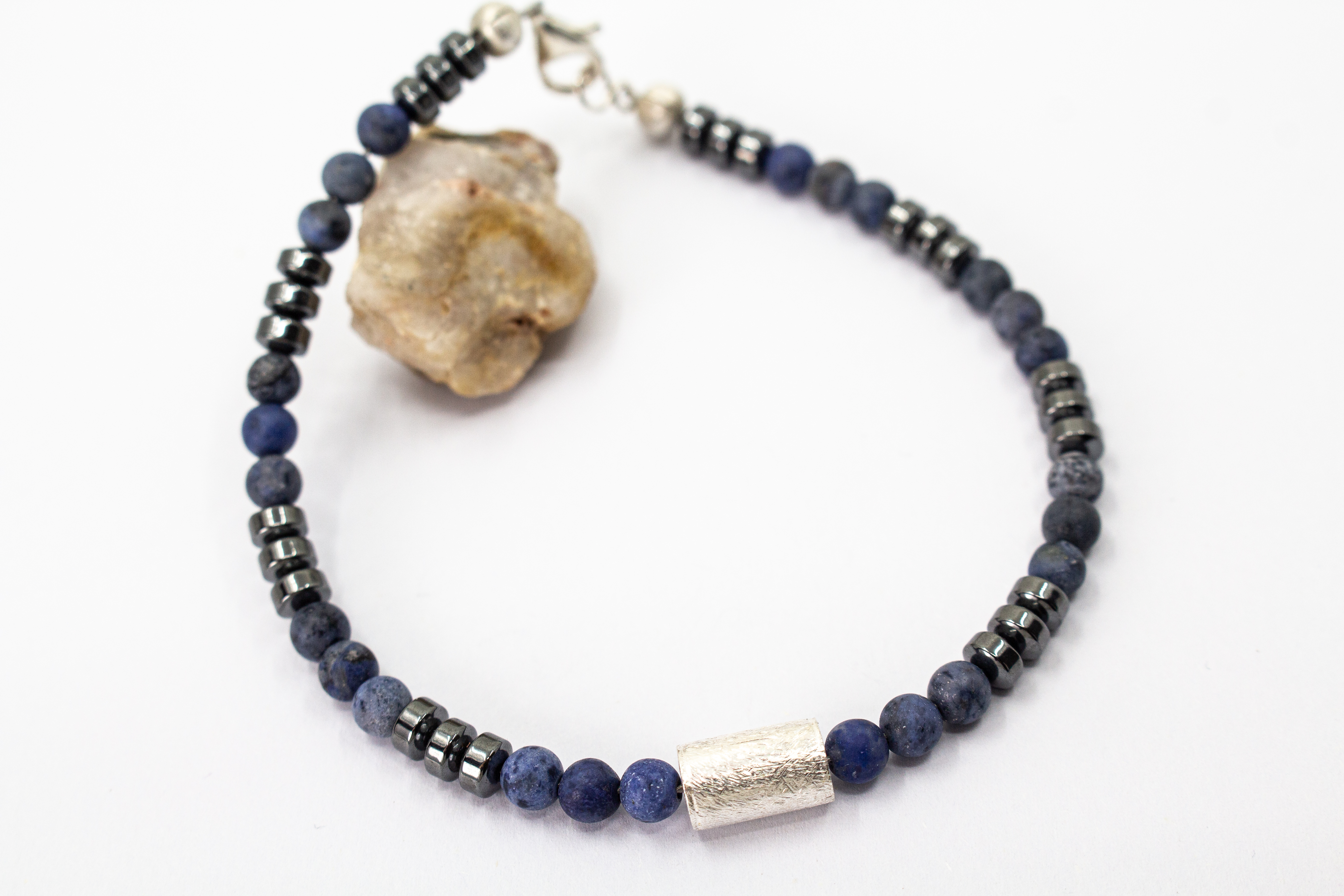 Herrenarmband „Nordwind“ aus blauem Dumortierit, Hämatit und markantem Zwischenteil aus 925er Sterlingsilber im maskulinen Design.