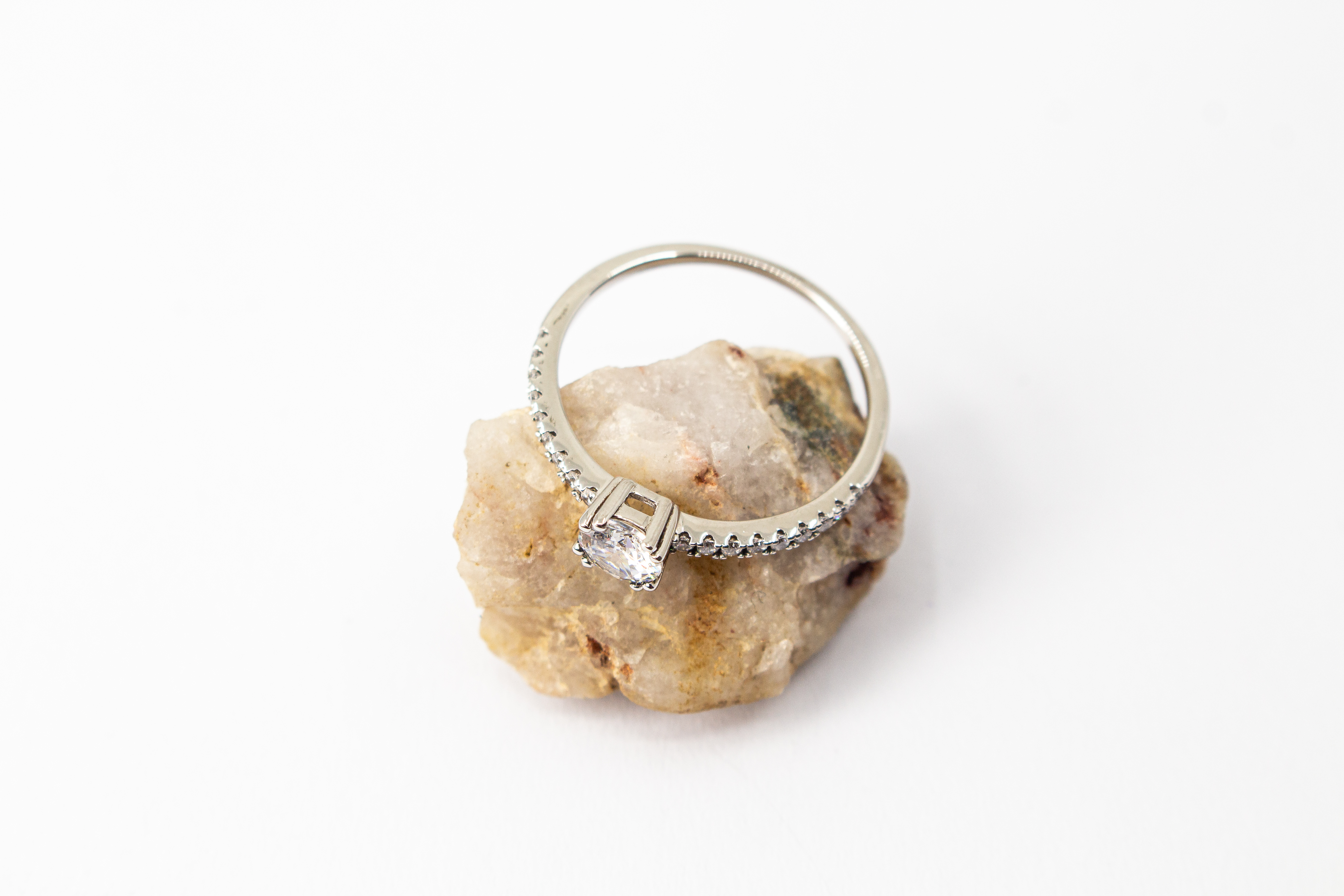 Rhodinierter Ring „Shine Bright“ mit Krappenfassung