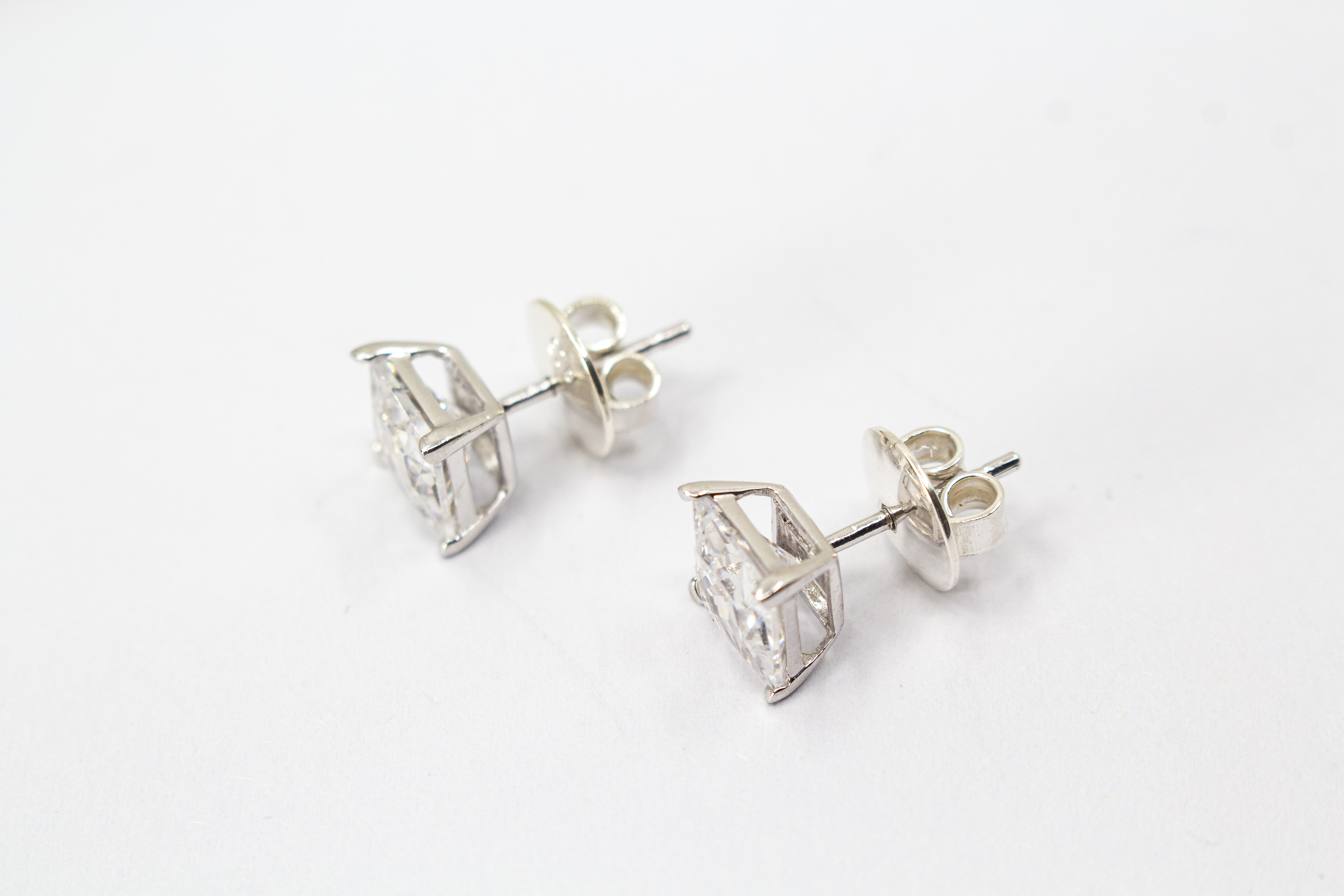 Ein Paar quadratische Zirkonia-Ohrstecker aus 925 Sterlingsilber von der Goldschmiede Regina Kraus