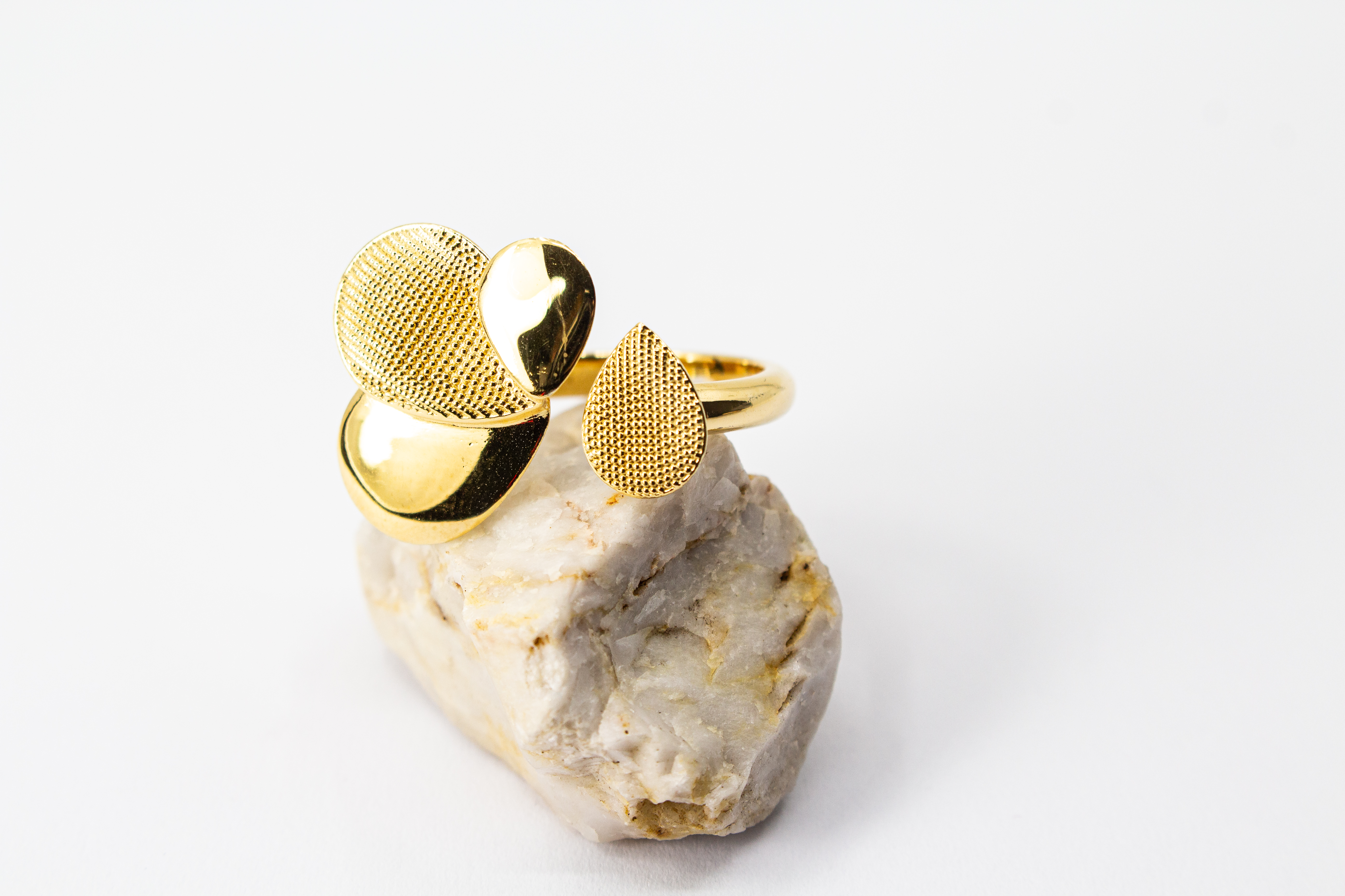 Ring Moon von Diva Gioielli, offenes Design aus vergoldetem Silber mit organisch geformten Elementen in glänzender und fein strukturierter Optik