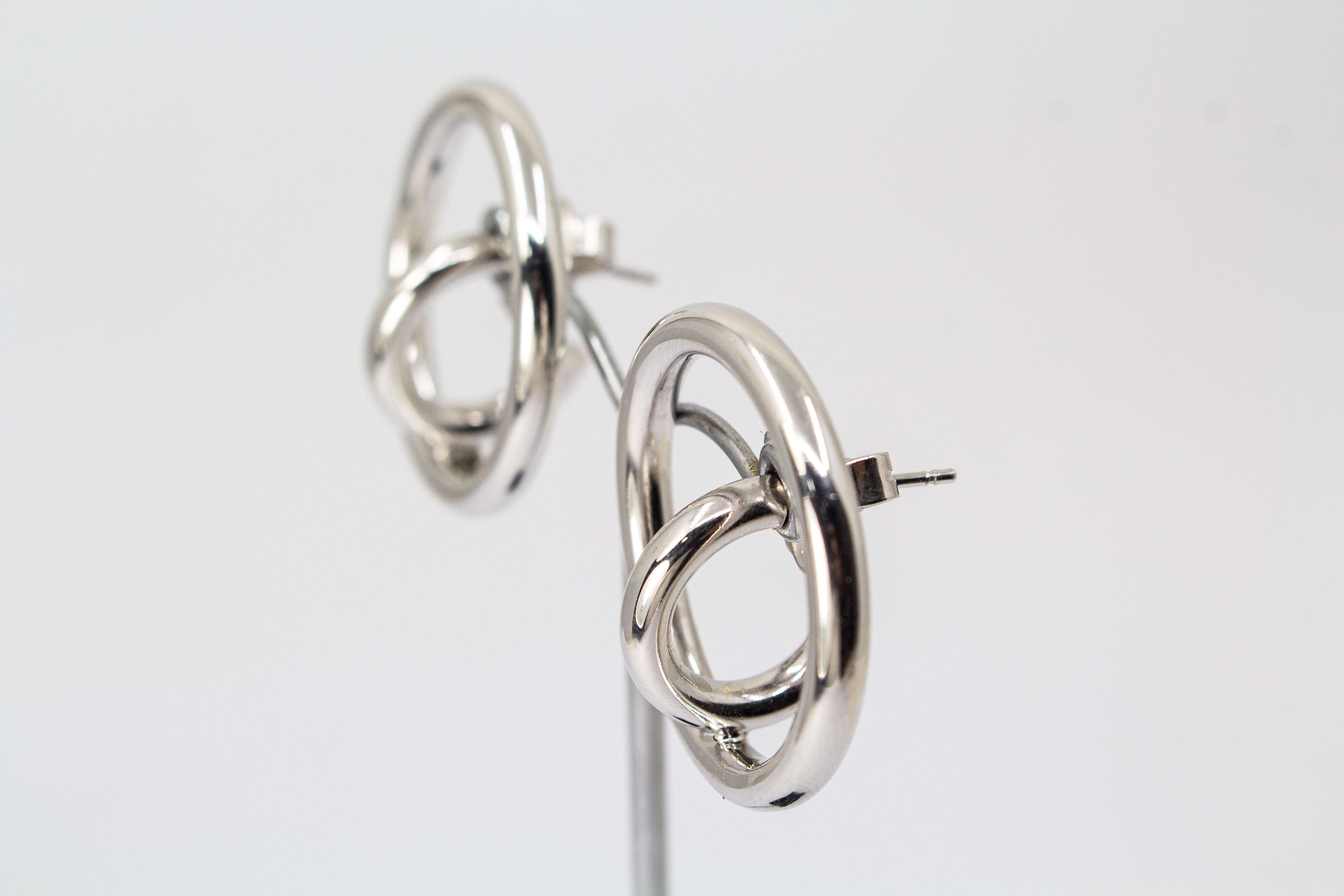 Italienische Design-Ohrstecker Orbita von Diva Gioielli aus hochglanzpoliertem, rhodiniertem 925 Sterling Silber im Doppelkreis-Look, erhältlich bei der Goldschmiede Regina Kraus.
