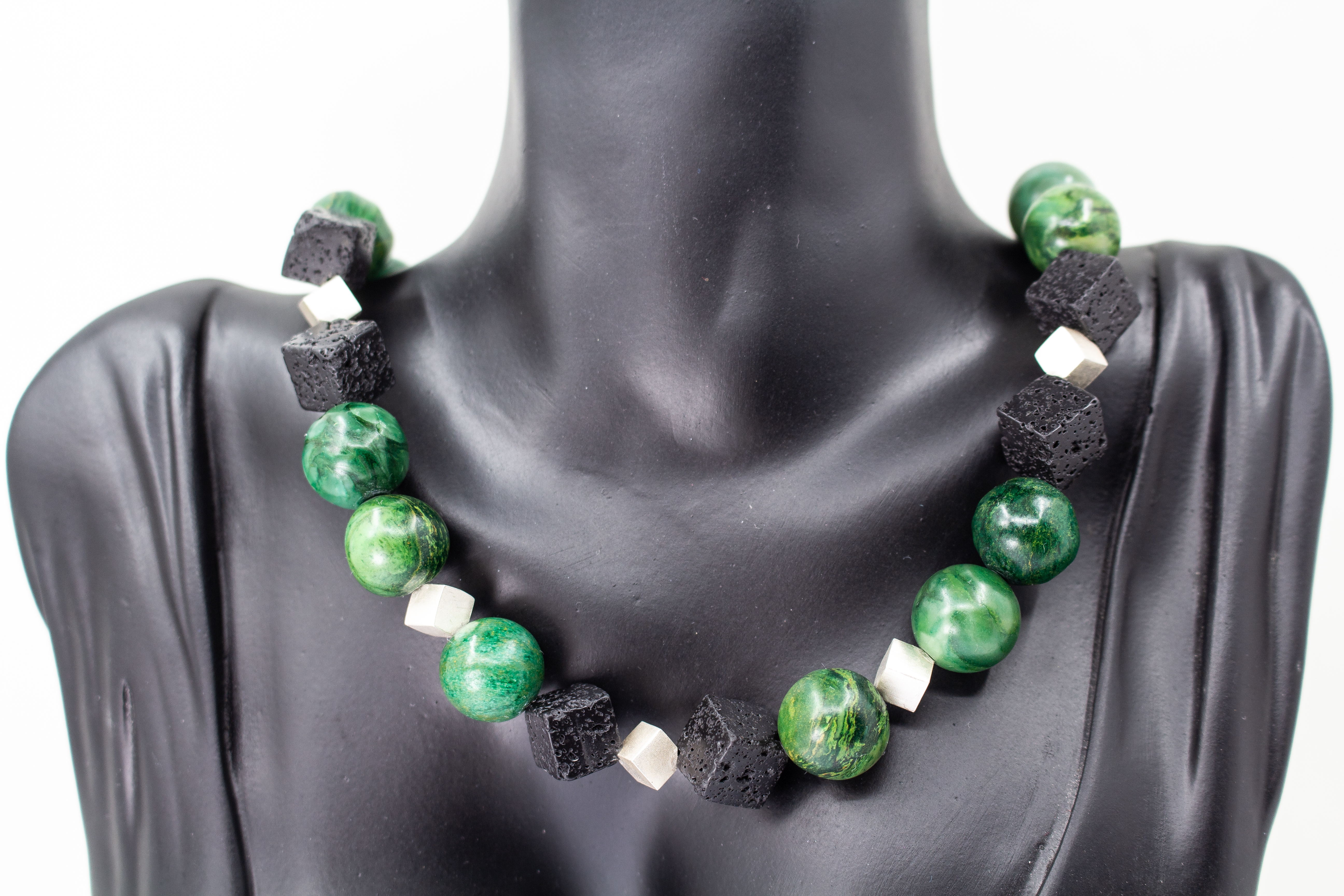 runde, kräftig grüne Prasem-Perlen mit tiefschwarzen, quadratischen Lavastein-Würfeln. Als moderner Akzent sind kleine, matt glänzende Würfelelemente aus 925 Sterlingsilber