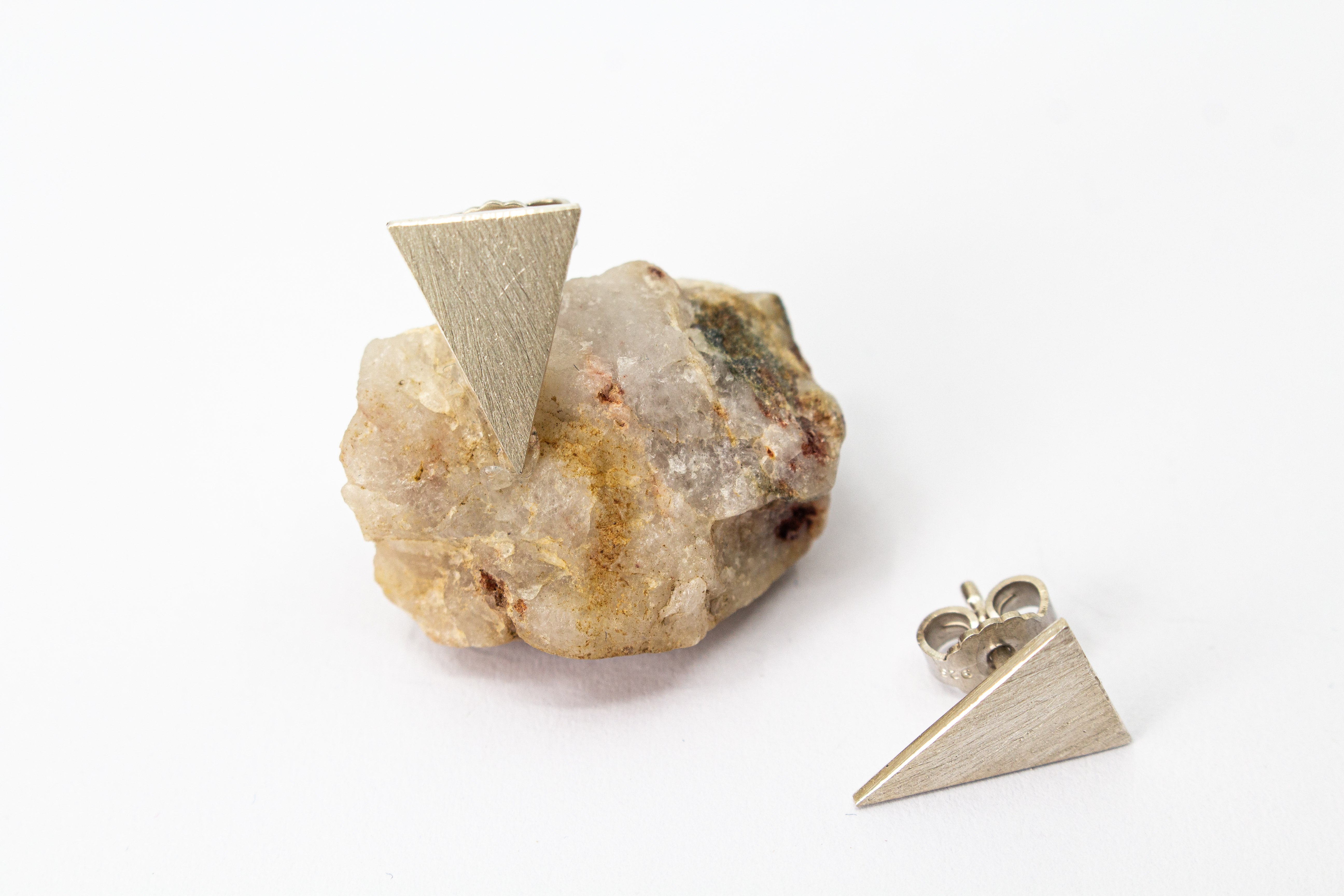 Moderne, geometrische Ohrstecker in Dreiecksform aus mattiertem, fein strukturiertem 925 Sterling Silber aus dem Online-Shop der Goldschmiede Regina Kraus.