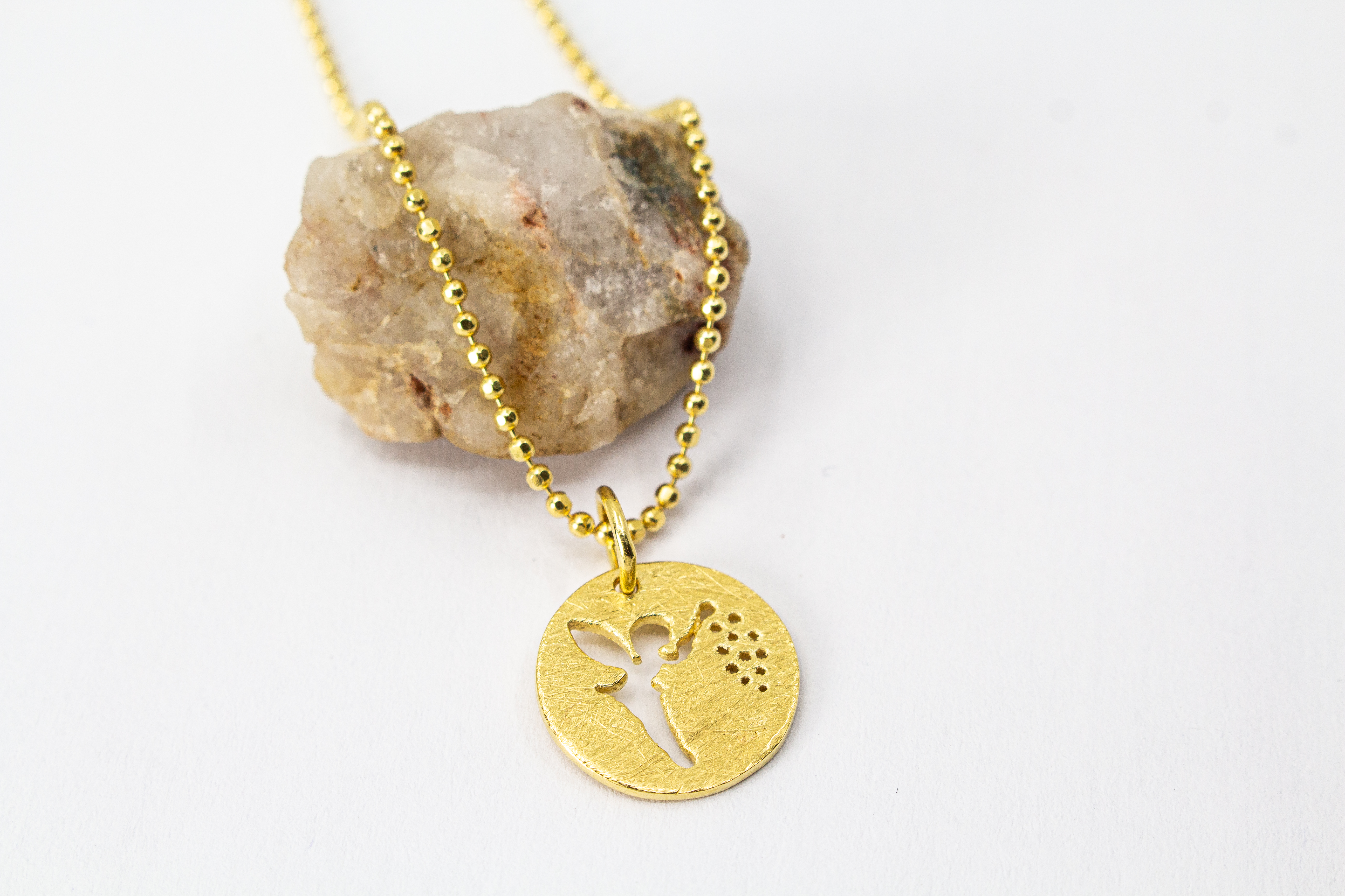 Goldene Kugelkette aus 20 Mikron vergoldetem 925er Sterlingsilber mit rundem Plättchen-Anhänger „Feenstaub“, der eine ausgestanzte Fee zeigt, aus dem Onlineshop der Goldschmiede Regina Kraus.