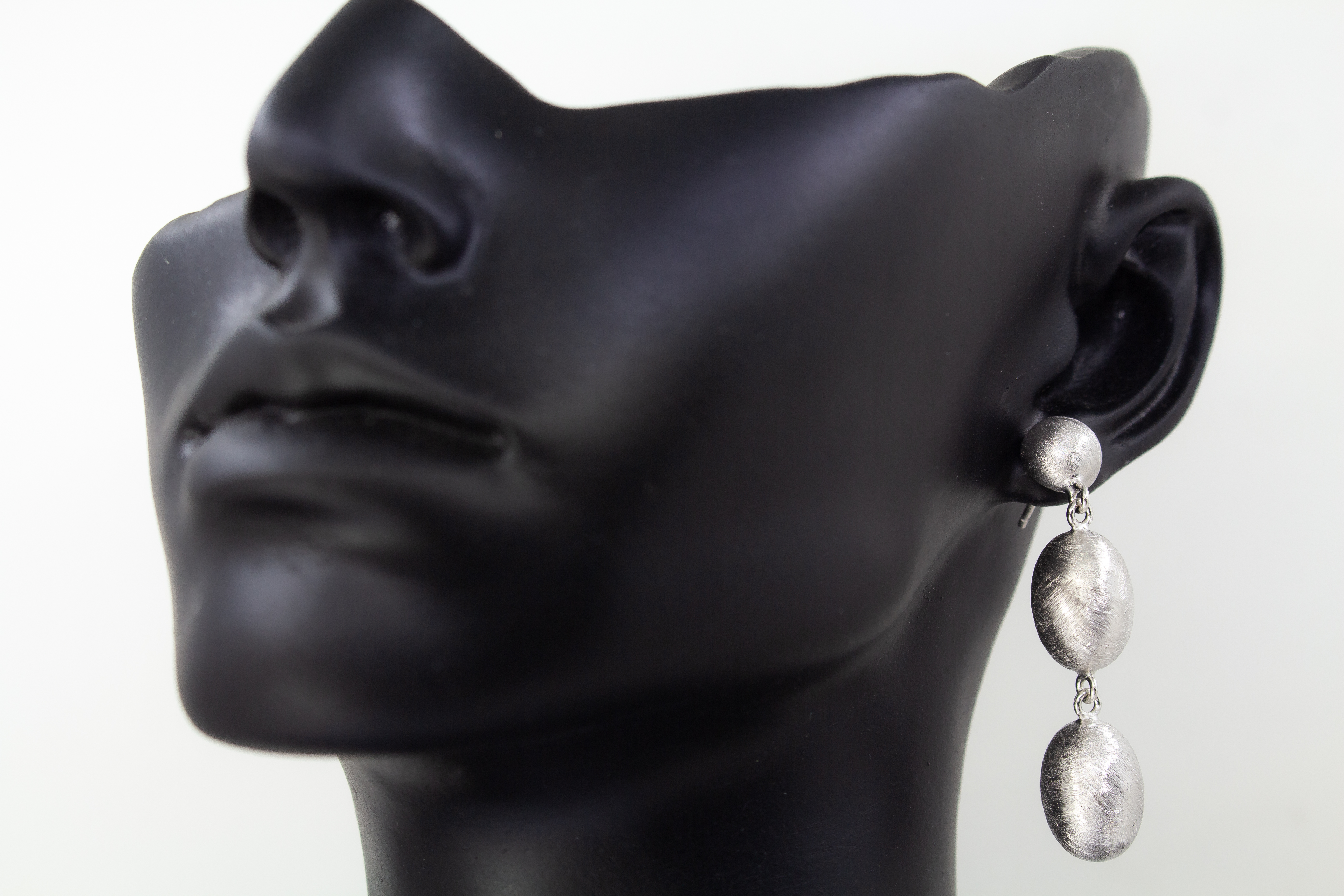 Dreiteilige Design-Ohrhänger aus der italienischen Manufaktur Diva Gioielli, gefertigt aus rhodiniertem 925 Sterling Silber mit fein mattierten, eiförmigen Elementen, erhältlich im Onlineshop der Goldschmiede Regina Kraus.
