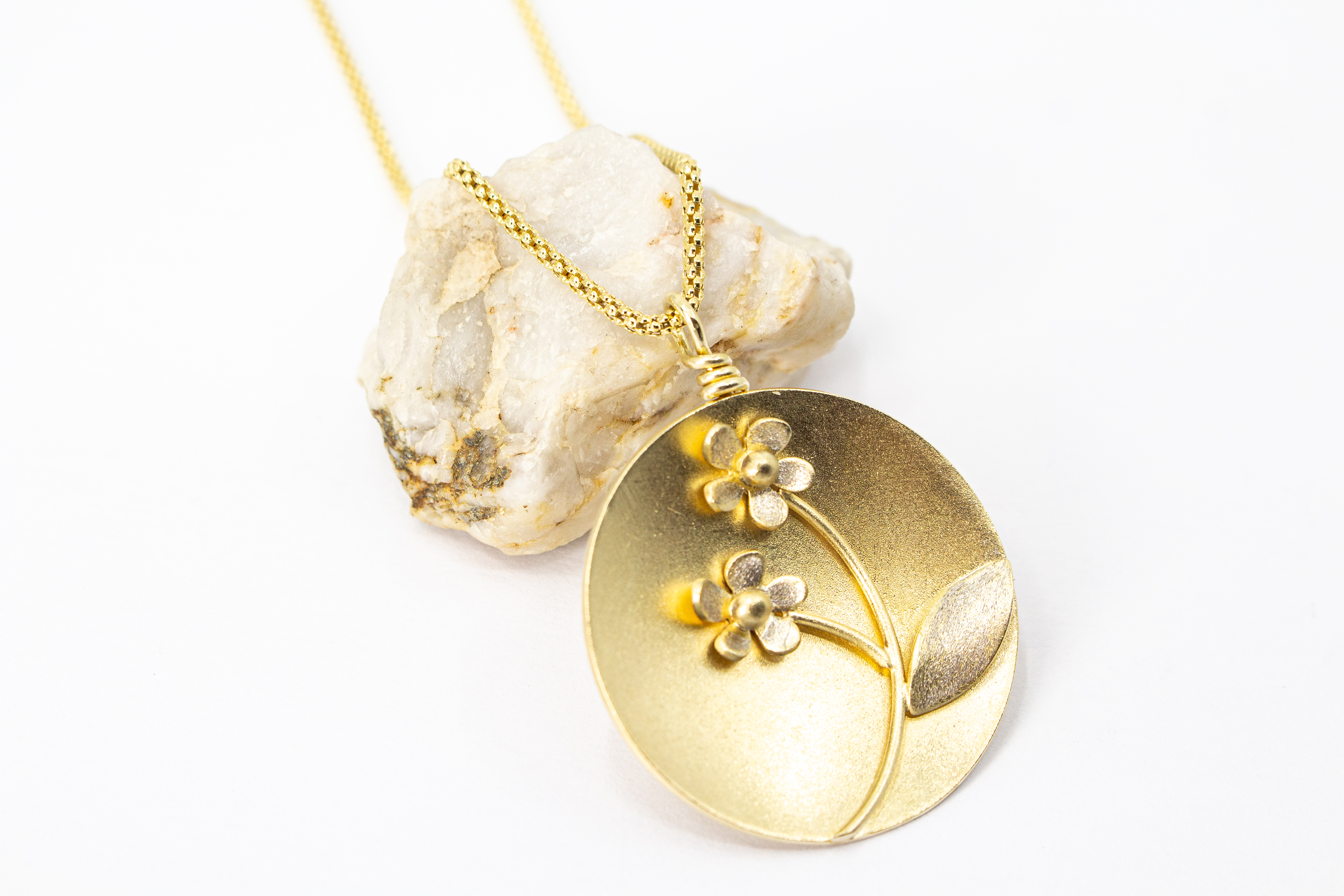 Feine Halskette mit rundem, matt vergoldetem Medaillon-Anhänger aus 20 Mikron plattiertem 925er Sterlingsilber, verziert mit einem plastischen Blumen-Motiv mit zwei Blüten und einem Blatt