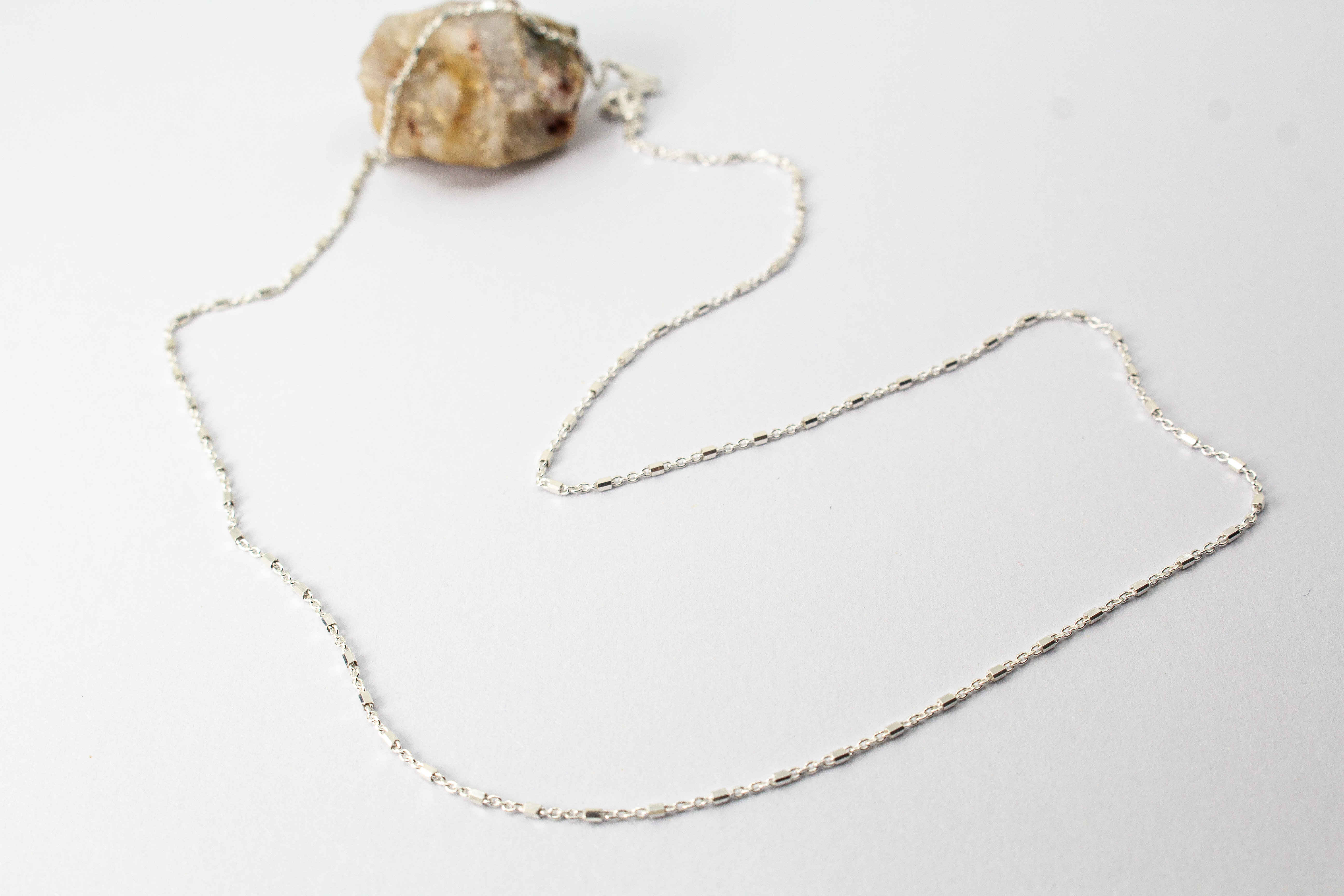 Filigrane Damen-Halskette aus glänzendem 925 Sterling Silber mit kleinen, minimalistischen Stäbchen- und Röhrchen-Elementen