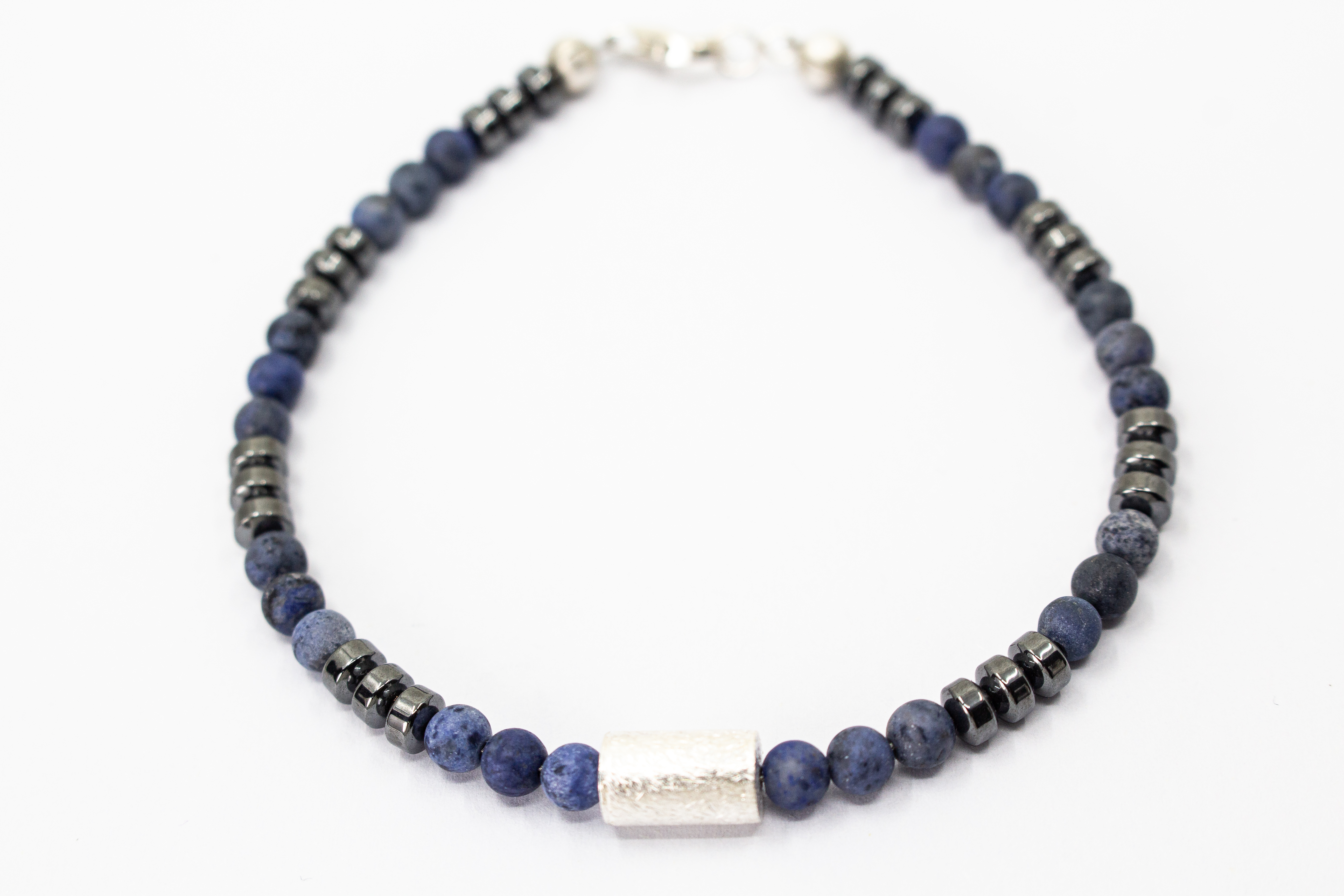 Herrenarmband „Nordwind“ aus blauem Dumortierit, Hämatit und markantem Zwischenteil aus 925er Sterlingsilber im maskulinen Design.
