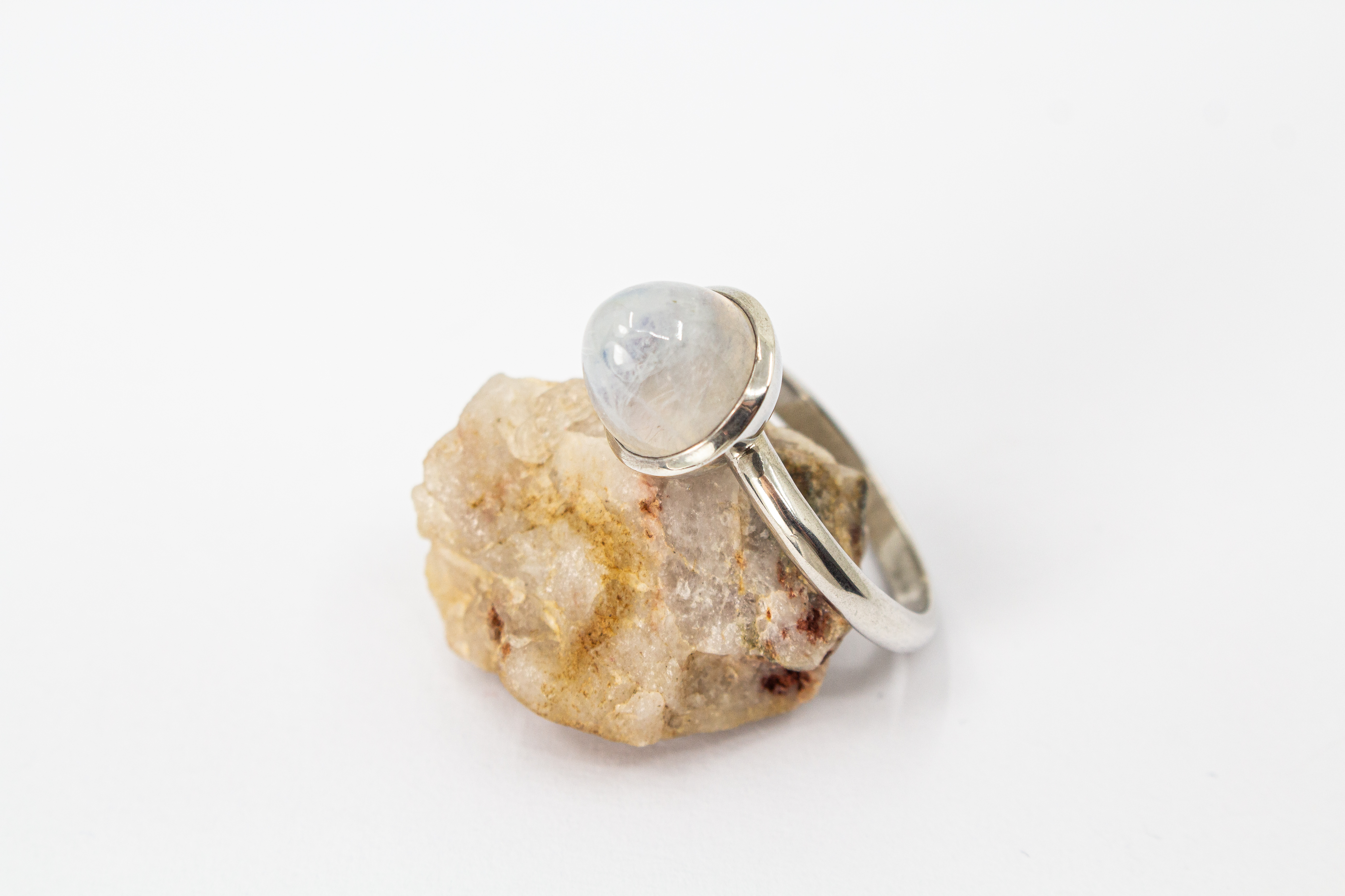 Eleganter Ring aus 925 Sterling Silber mit einem ovalen, schimmernden Mondstein Cabochon, erhältlich bei der Goldschmiede Regina Kraus.